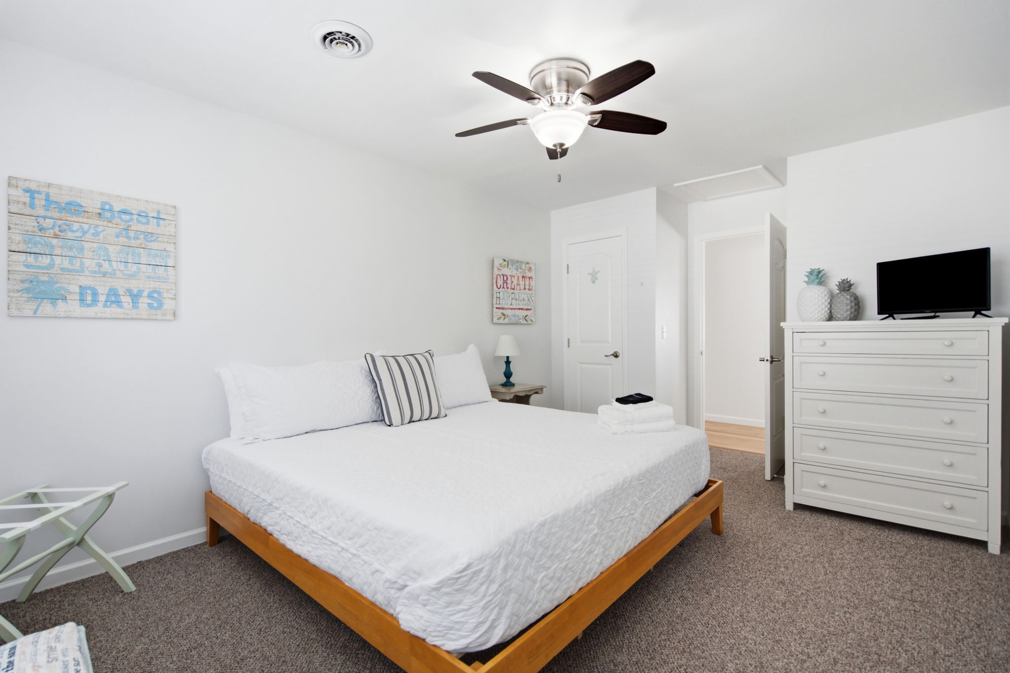 King Bed (linens provided)