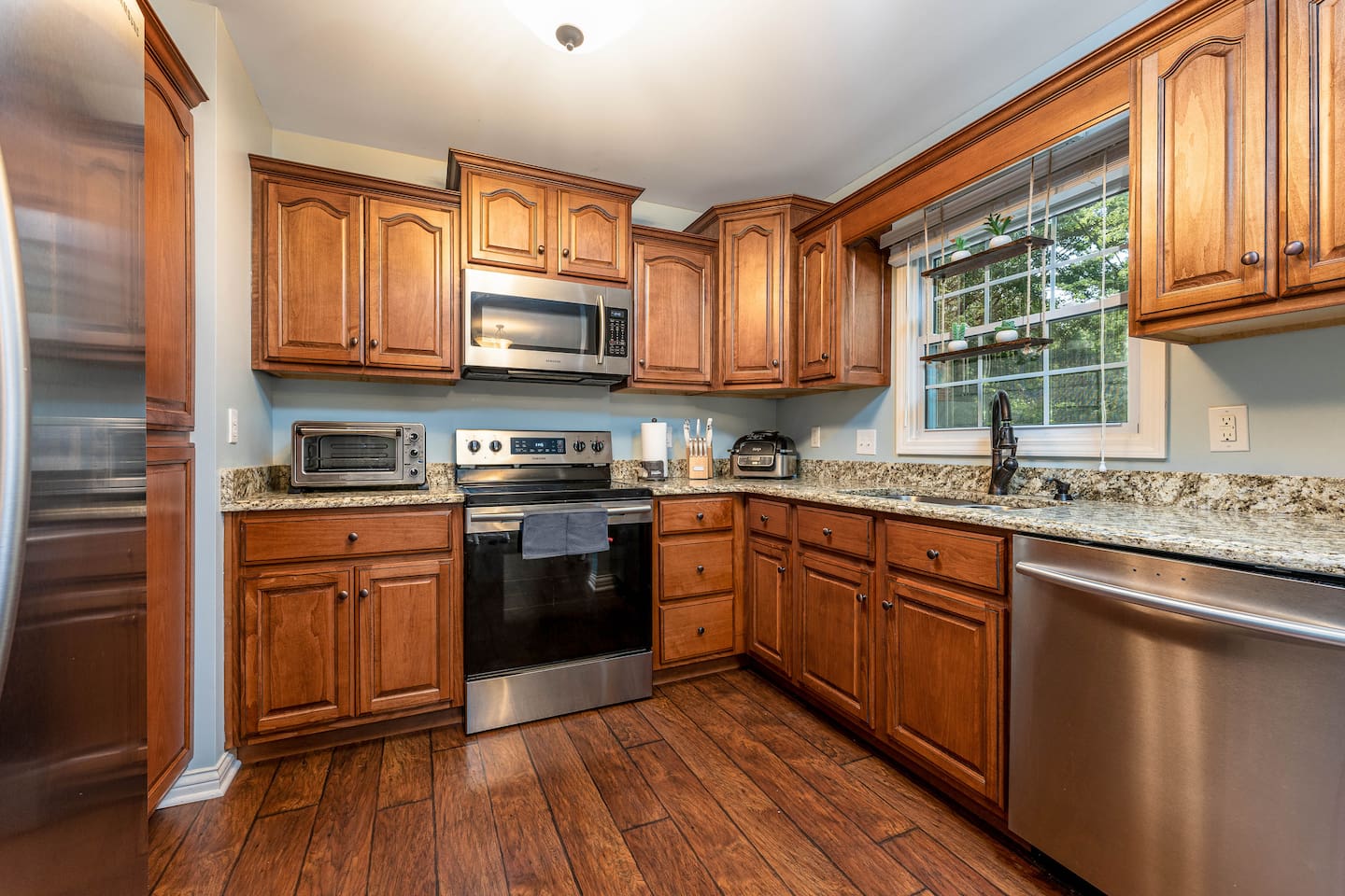 Full kitchen with all of your cooking needs. 