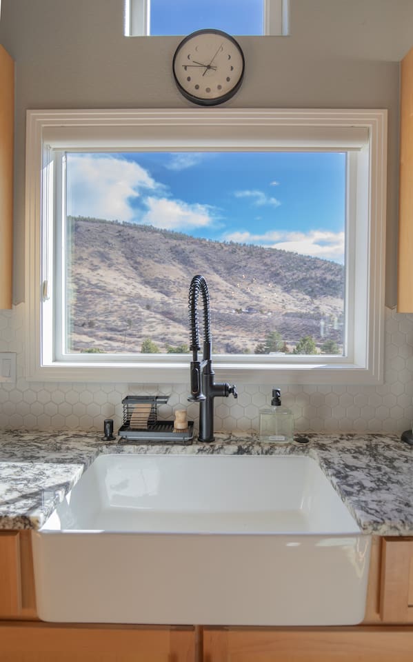 Wake up to mountain views right from the kitchen window—where every morning coffee comes with a front-row seat to the mountains.