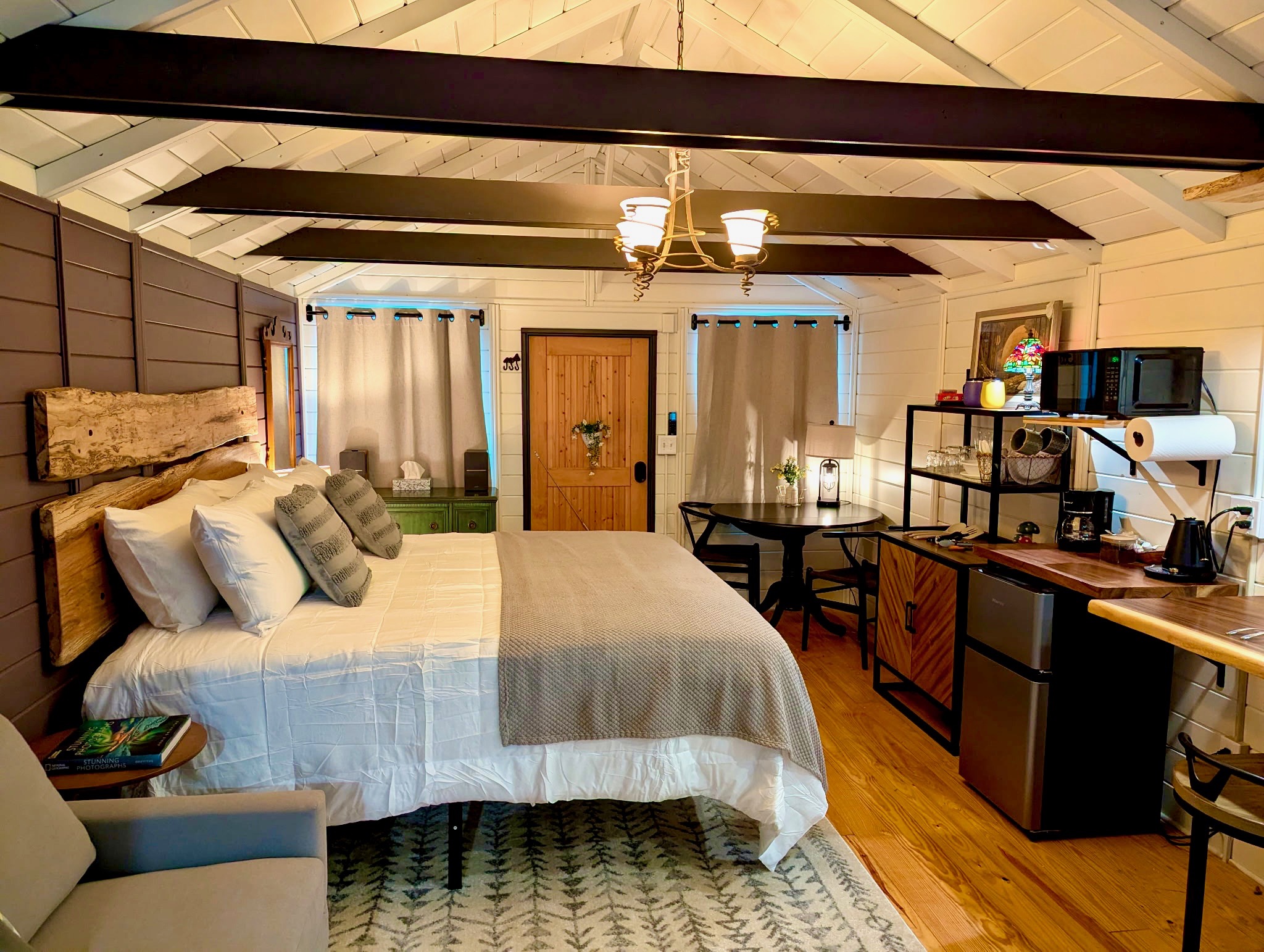 Comfortable Mountain Cabin with King Bed