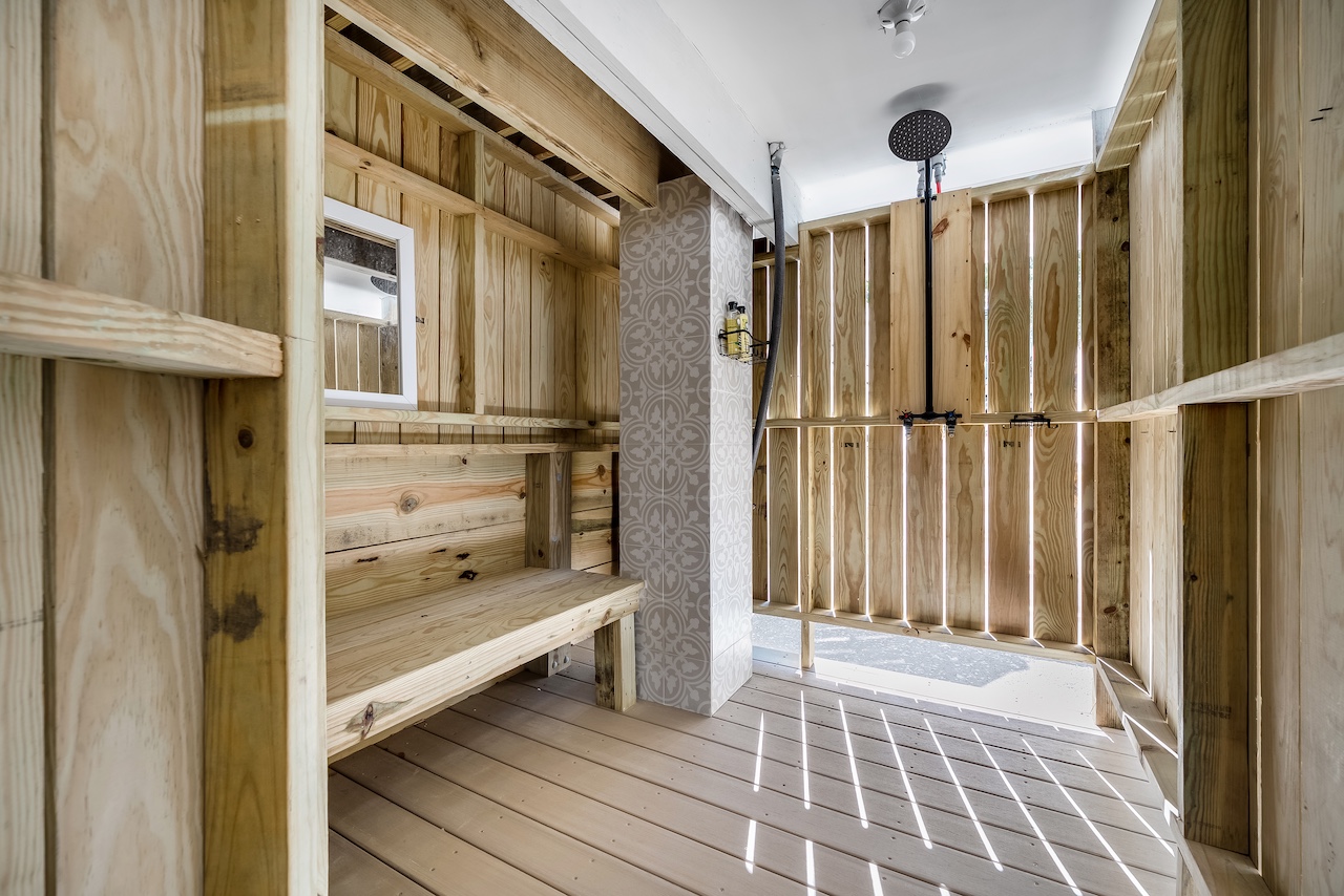 Outdoor Shower | 19 Sand Crab | IOP Escapes
