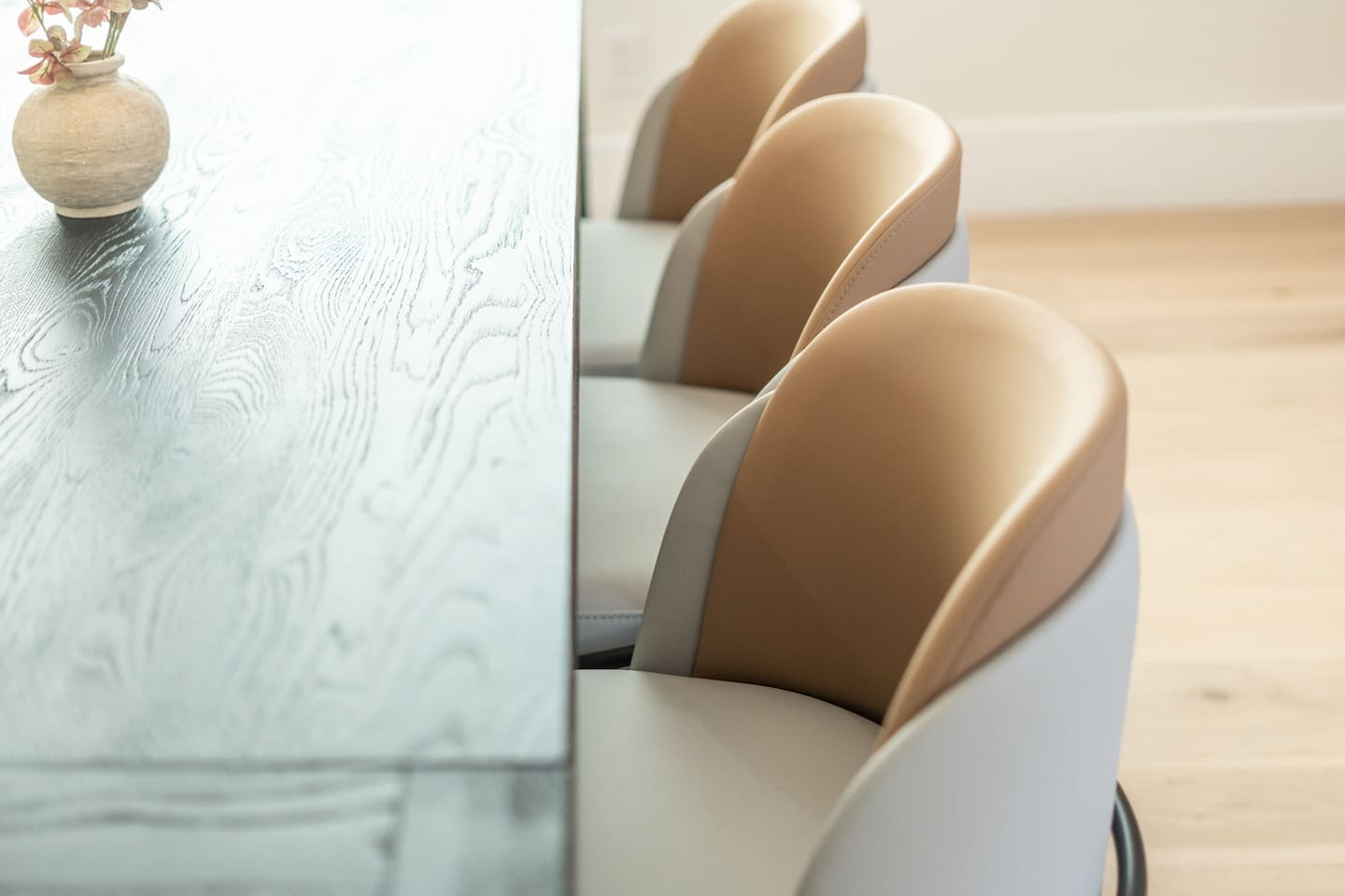 The spacious dining table offers plenty of room for family dinners, celebrations, or work sessions.