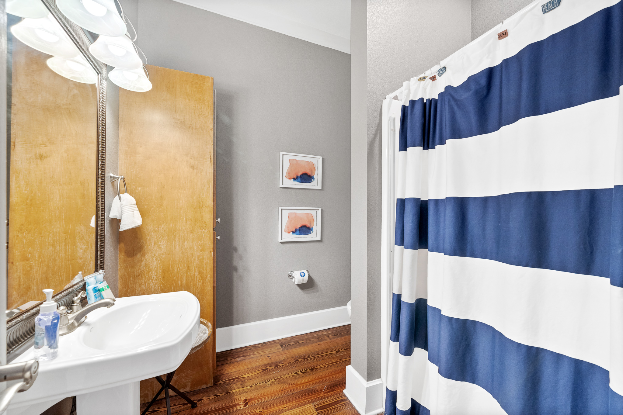 Full bath upstairs in hallway