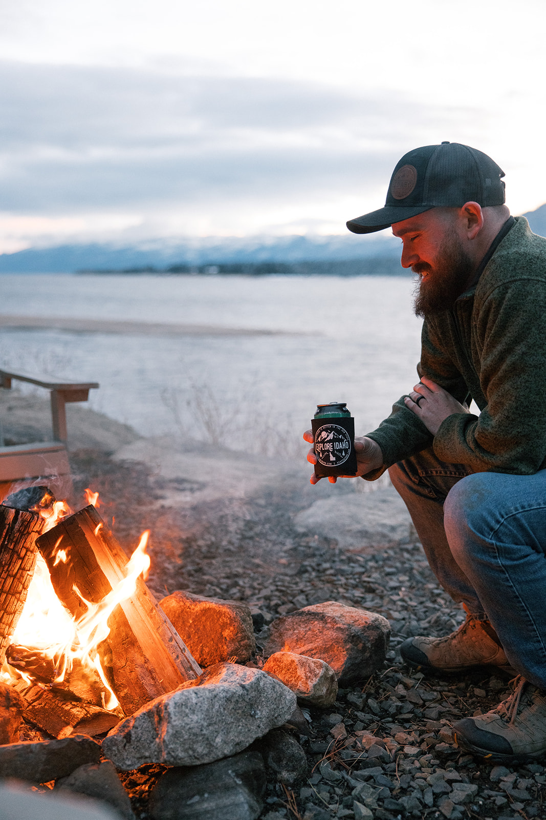 Perfect setting Enjoy a lakeside bonfire and relax under the stars.