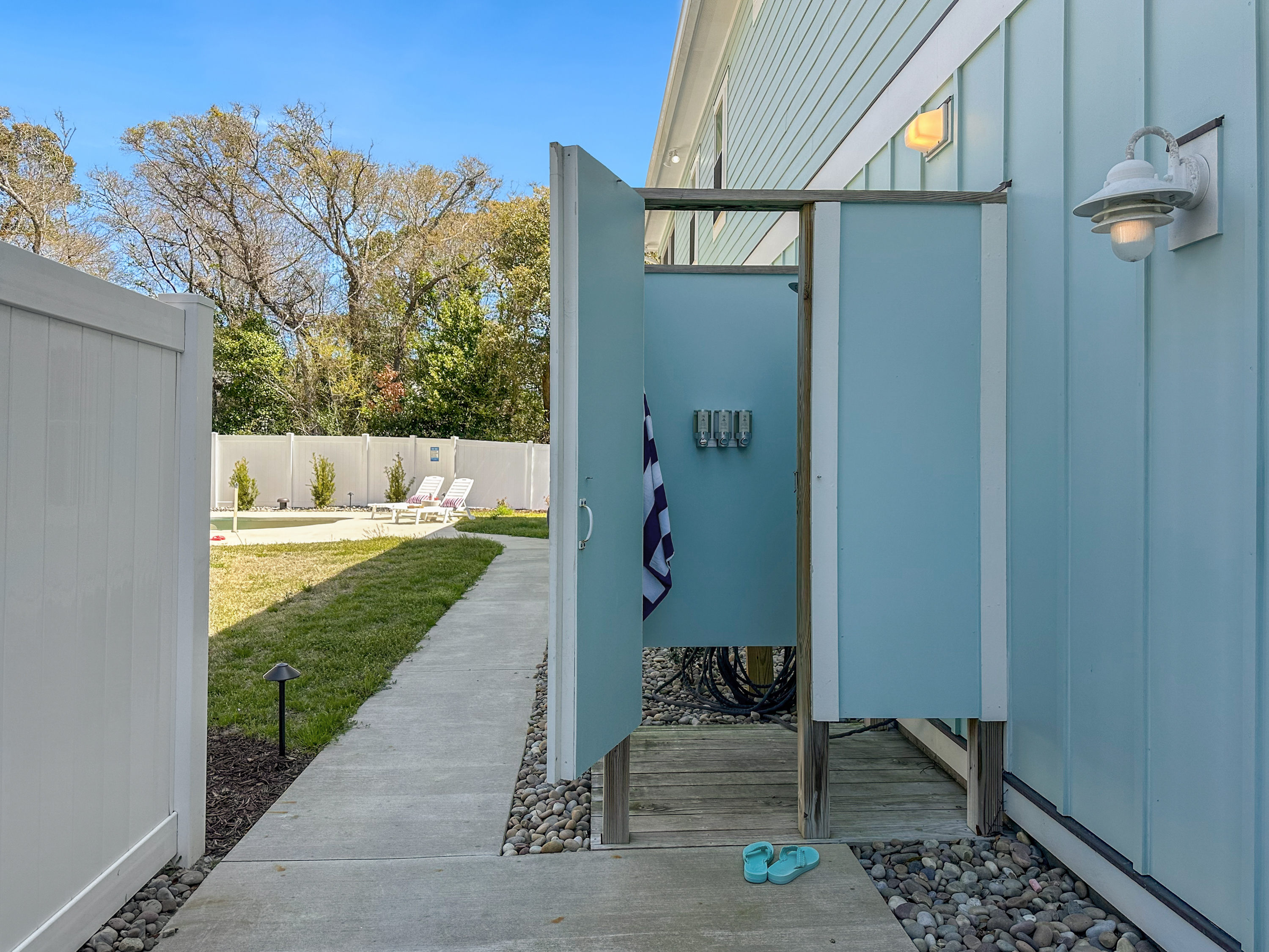There’s a convenient outdoor shower here just outside the indoor gym.