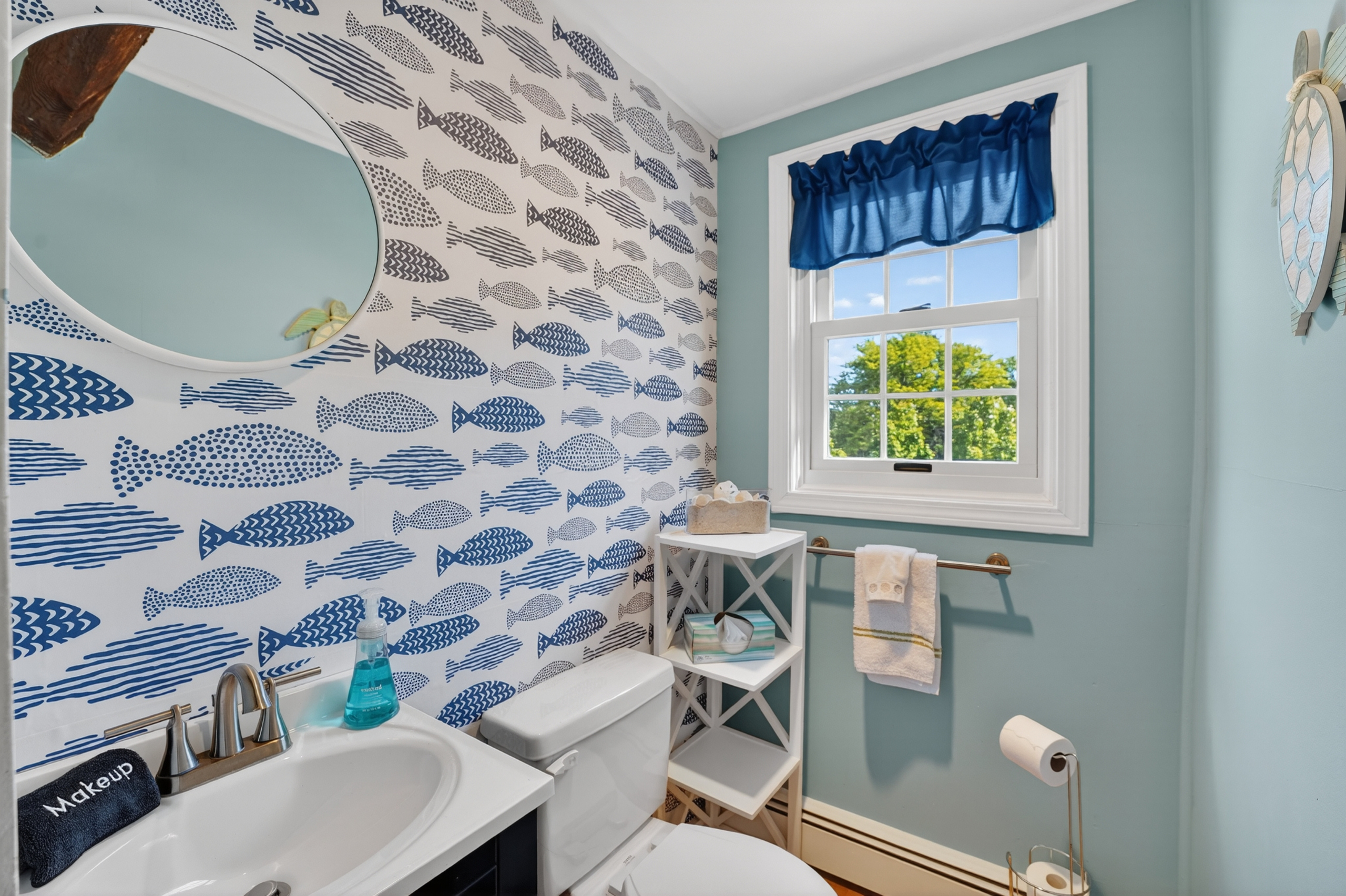 Charming full bathroom featuring a coastal décor, and natural light.
