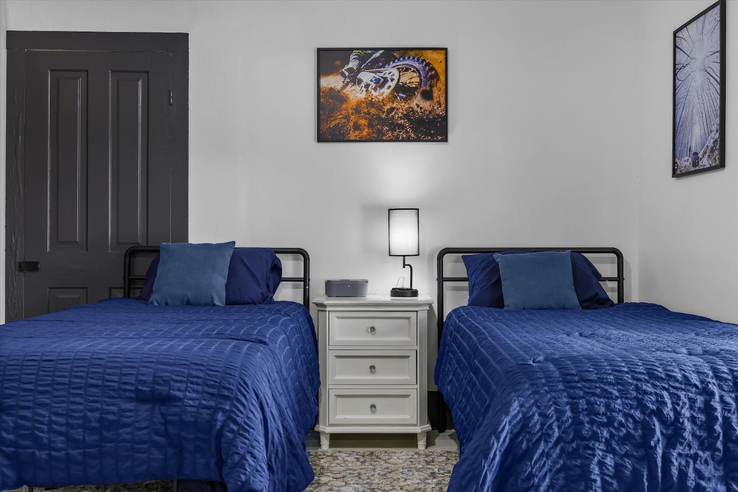 Embracing the adrenaline and grit of Windrock Park, the Blue Room provides two XL twin beds w/premium pillow tops.  No tv/shared bathroom. 