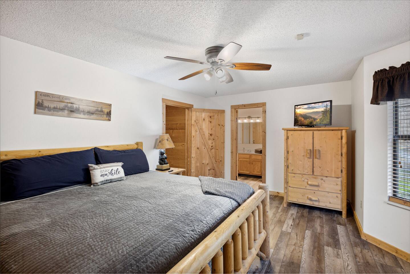 Master King Bedroom -     This bedroom has an ensuite bathroom with a jetted jacuzzi tub and large walkin closet