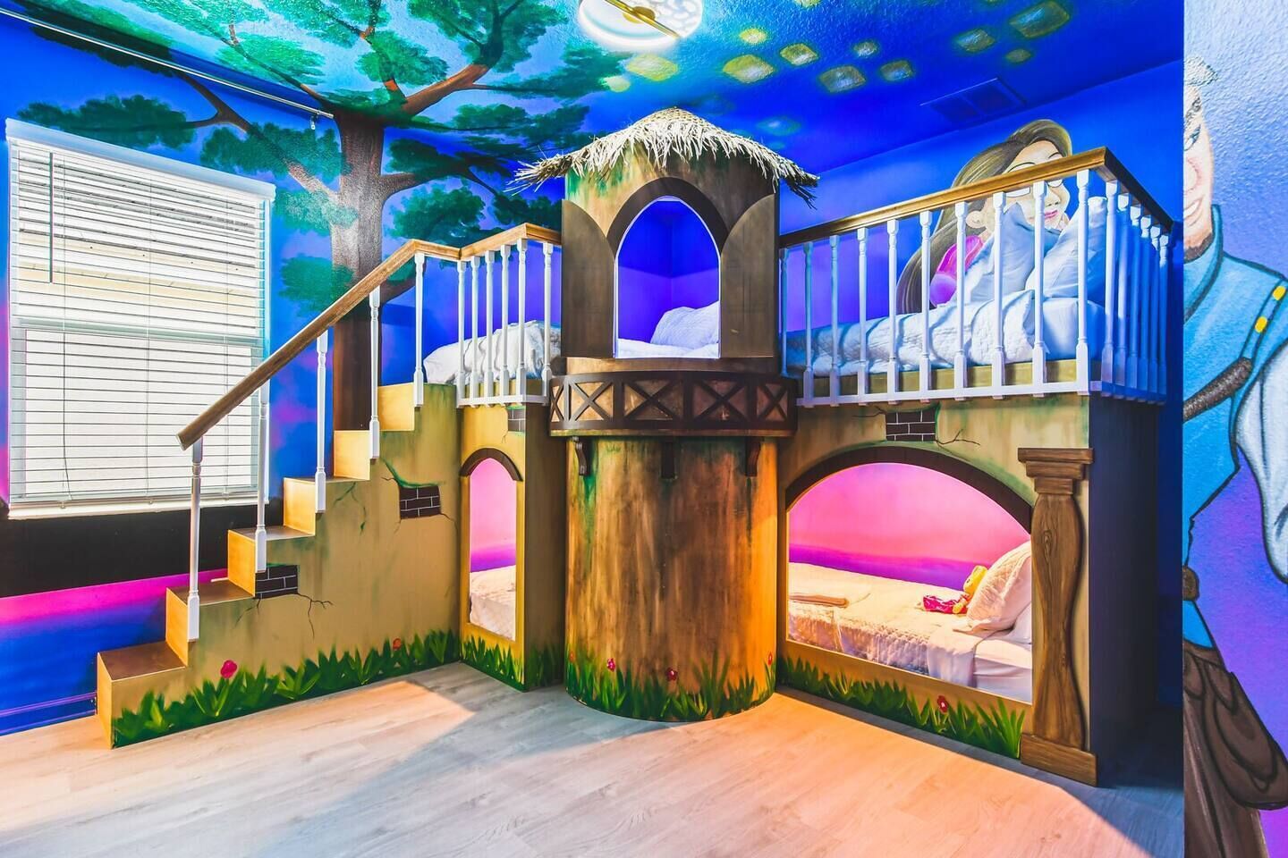 2 bunk beds (4 twins in total) with en-suite bathroom