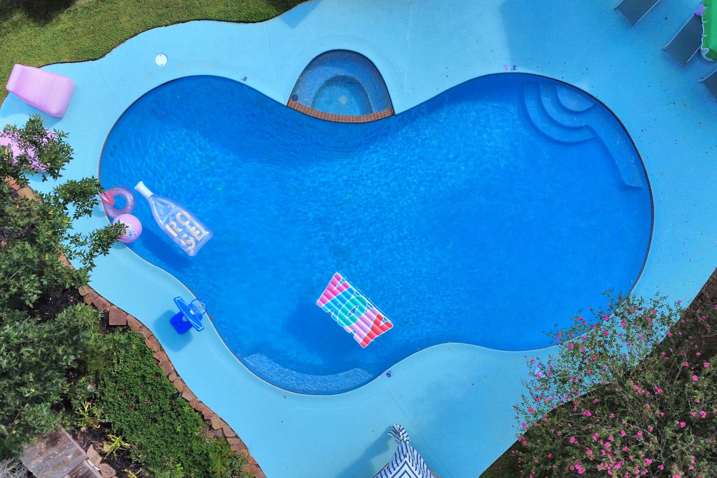 WOW! Just check out that pool!