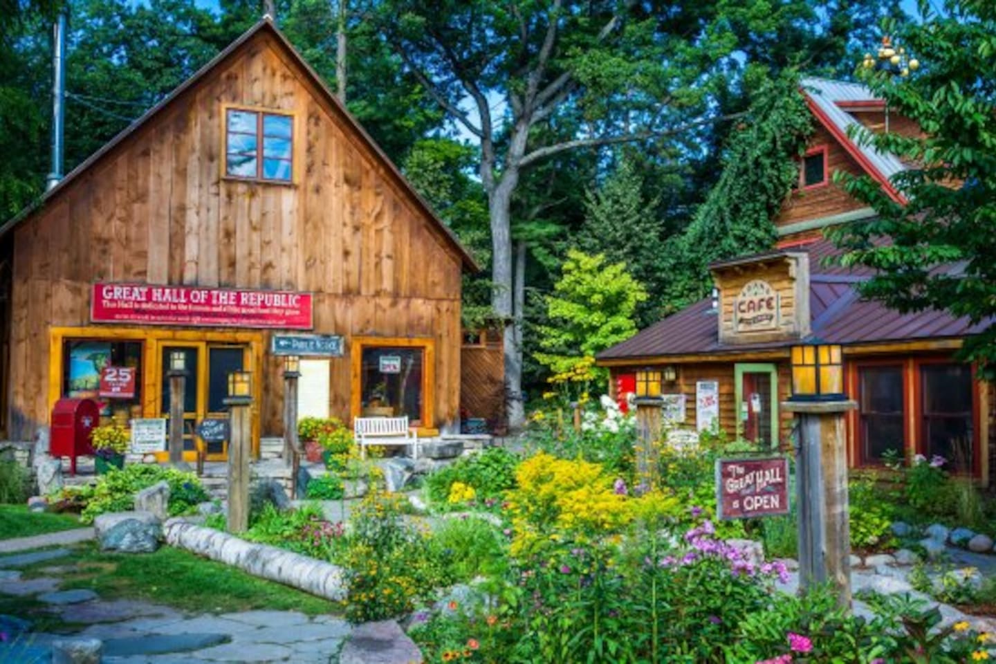 Downtown Glen Arbor is 15 minutes away.