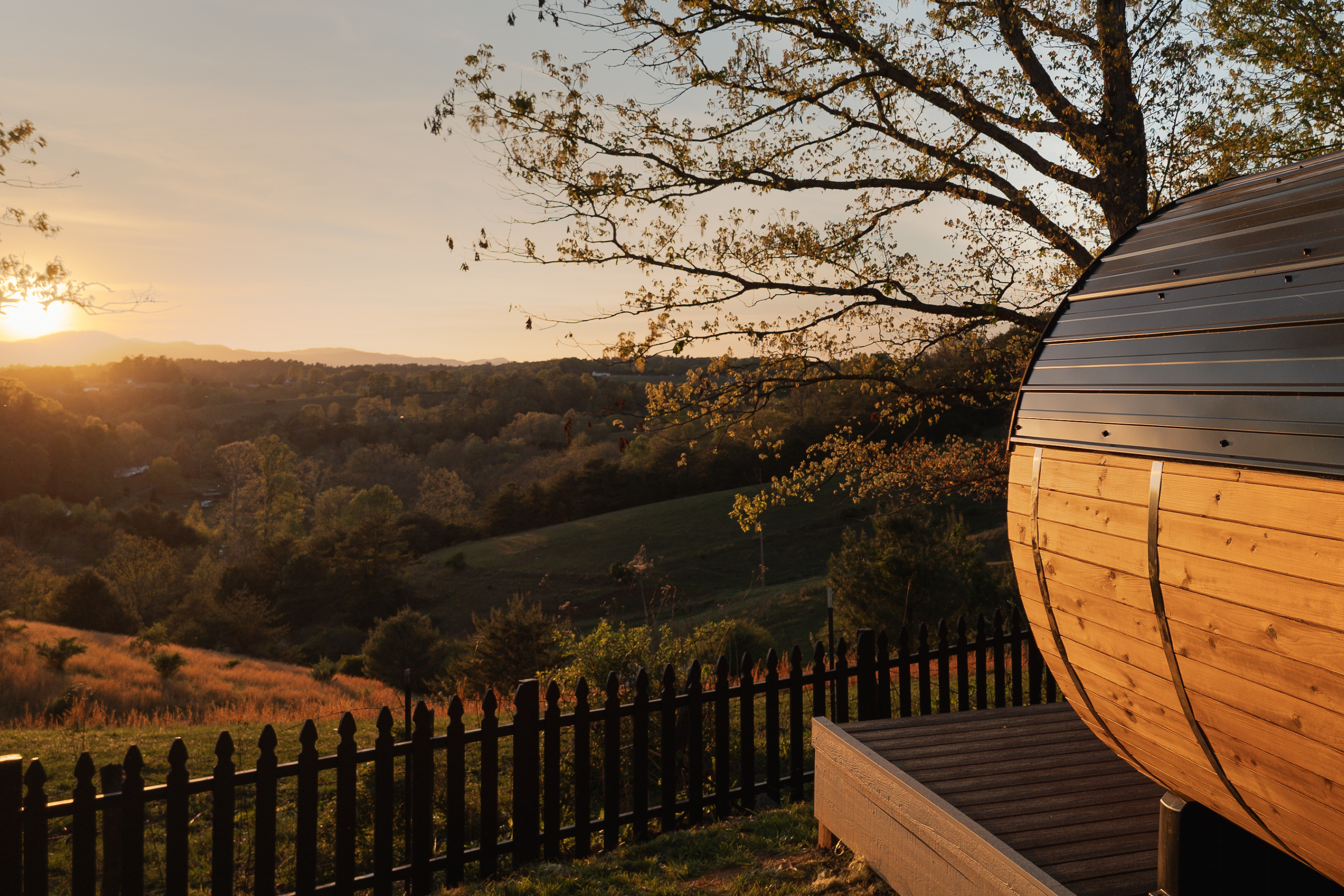 {Sauna + Sunset Views}
Take in sweeping Blue Ridge sunsets from the sauna deck as golden light spills across the mountains. A private wellness escape designed for deep relaxation and unforgettable views.