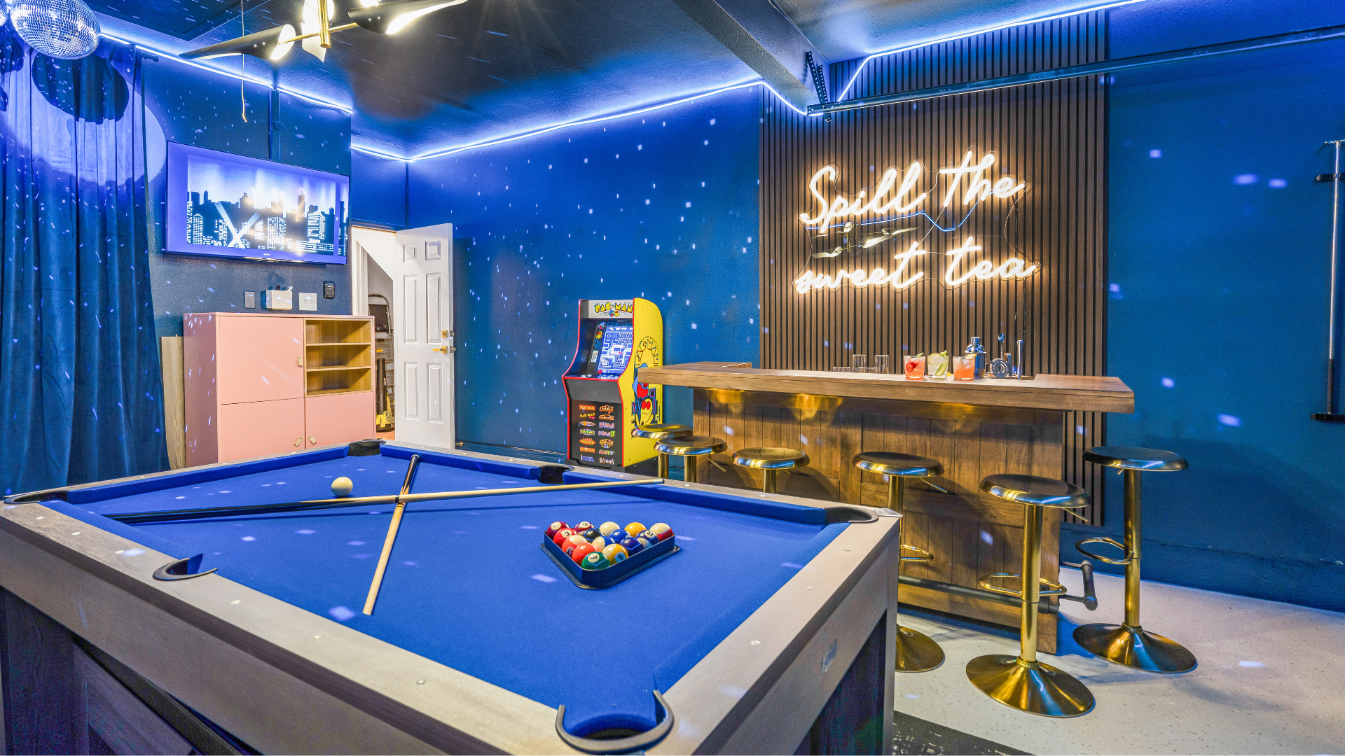 Game on! 🎱✨ Enjoy a private lounge with a pool table, retro arcade, and stylish bar for the ultimate fun-filled getaway. 🍸🎮