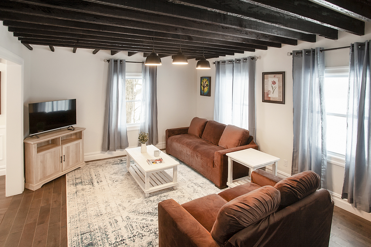 2nd Guest House: Living Room