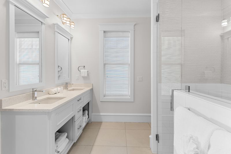 Bathroom 5 (Third Floor): Private Bathroom 
