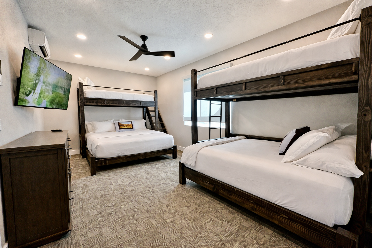 Bunk Suite 1 King 1 Queen 2 Twins