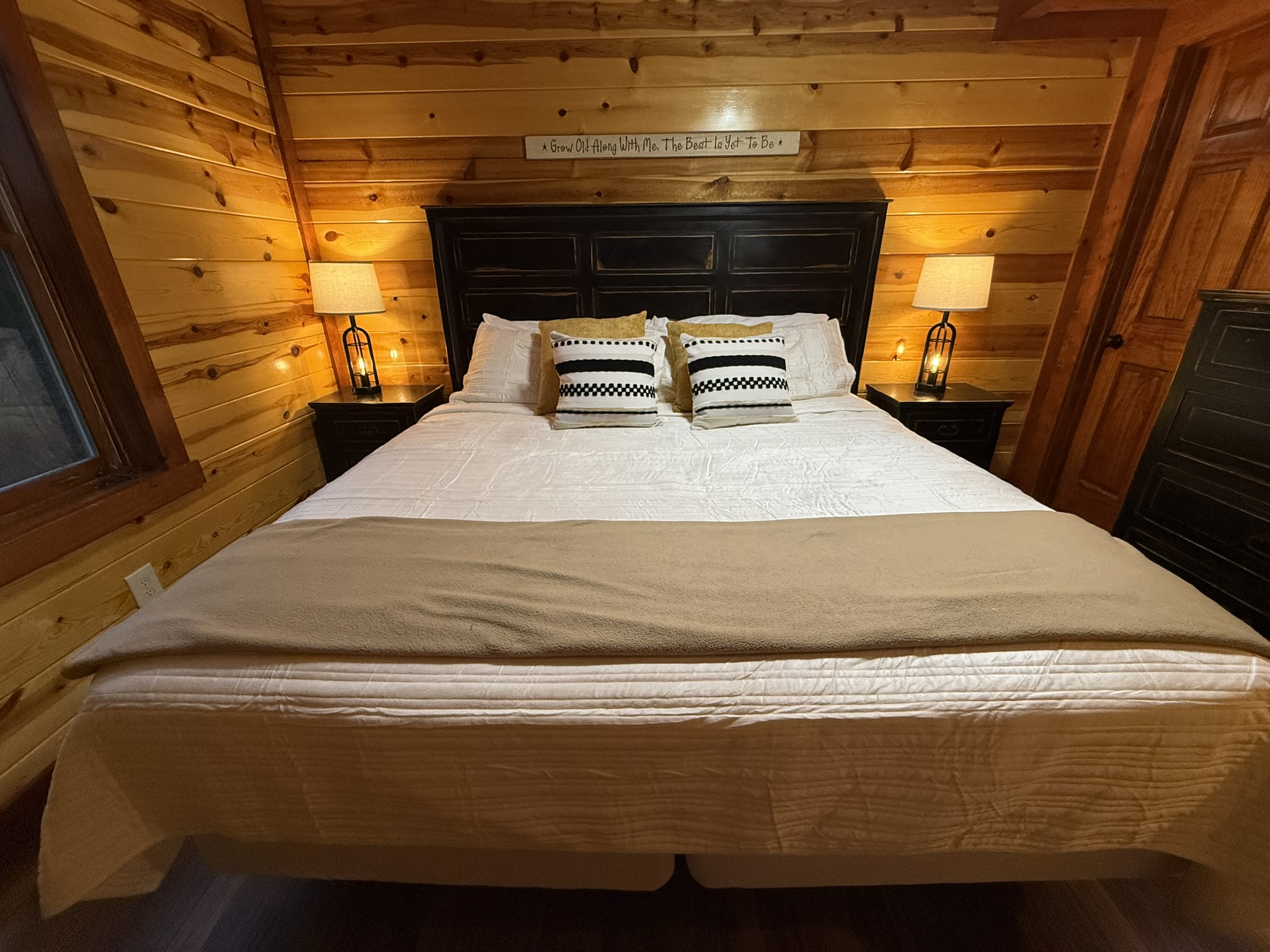 After a day of Smoky Mountain adventures, retreat to the second king bedroom—featuring luxury cotton sheets, cozy bedding, and a mattress made for sweet dreams.