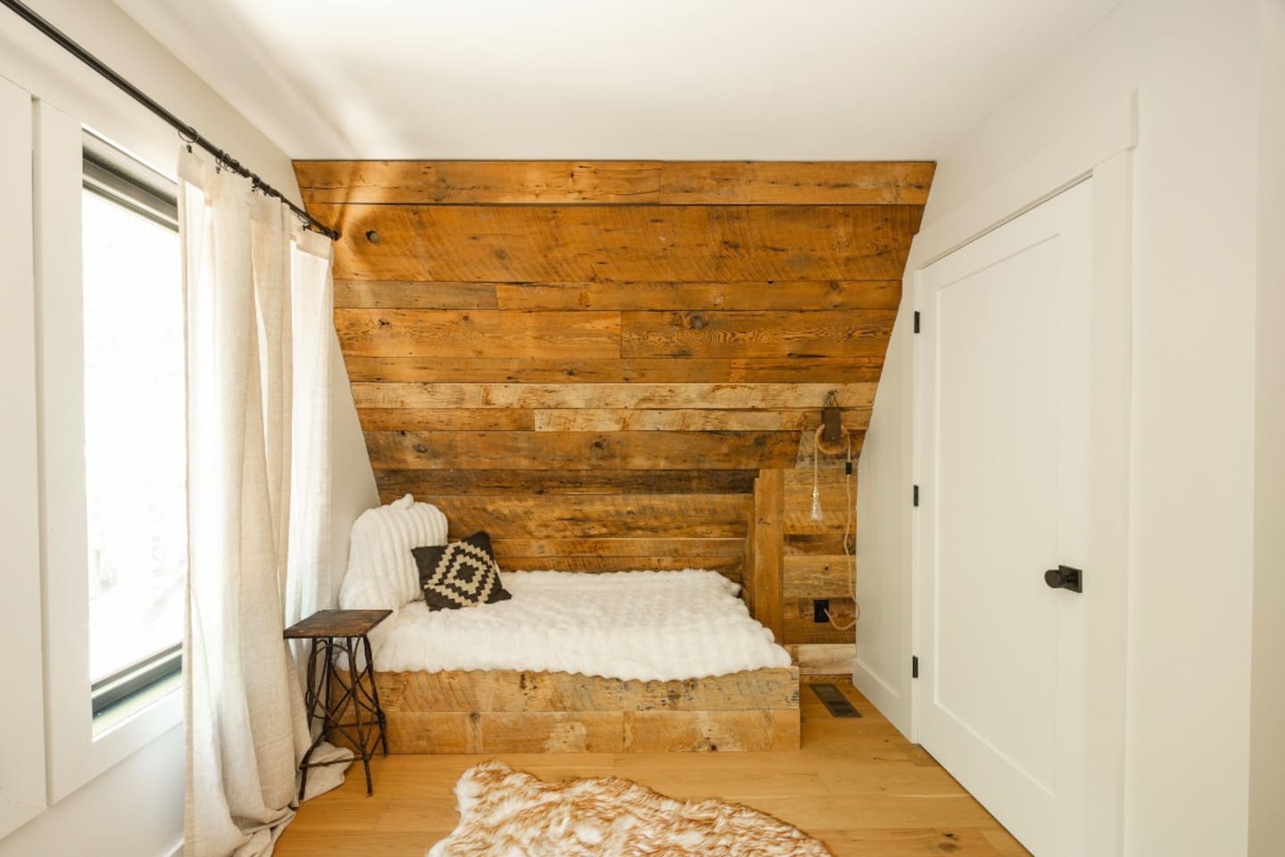 Bedroom 2 - Queen bed and twin bed