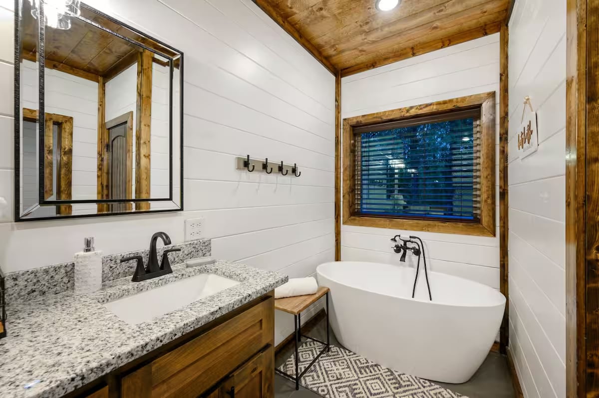 Simple luxury: a clean, inviting tub perfect for relaxing moments and quiet resets.