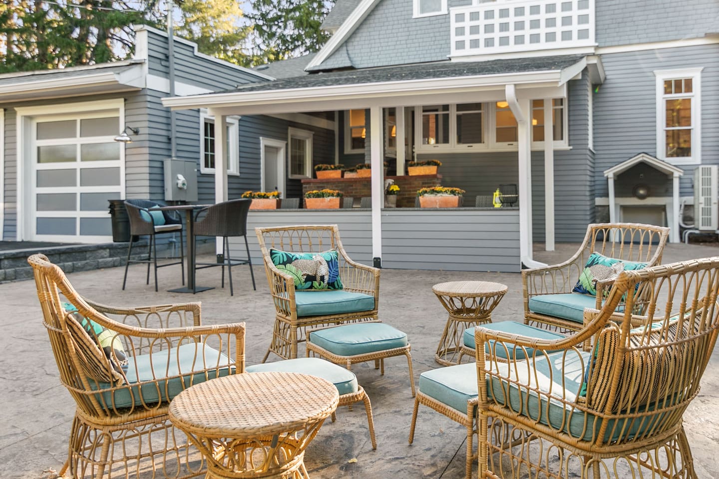 Many outdoor eating areas, try them all