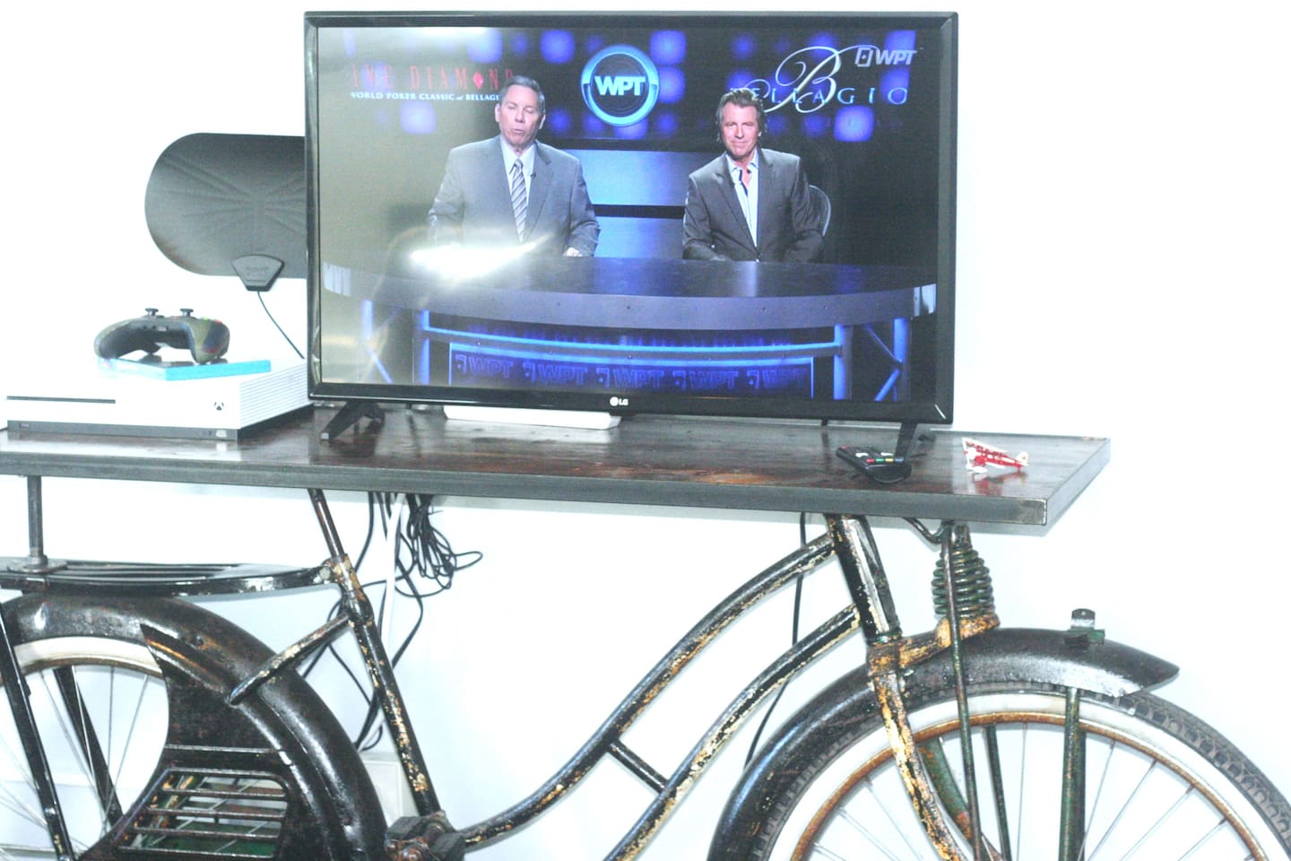 32" SmartTV with all of your tv streaming choices, Netflicks, Amazon Prime, etc.......