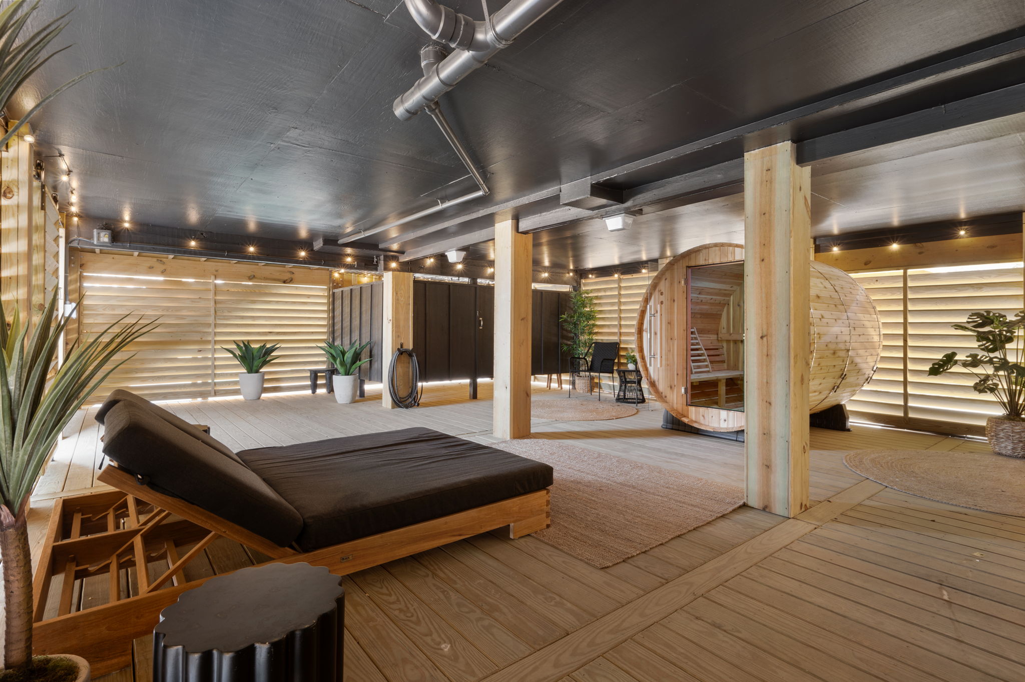 Day Bed & Sauna w/Views Of Outdoor Shower