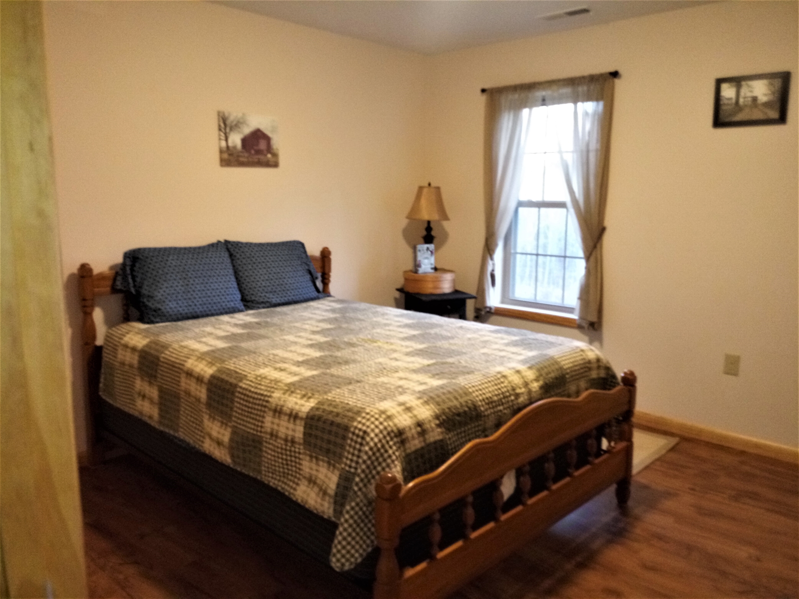 Second bedroom with a queen bed