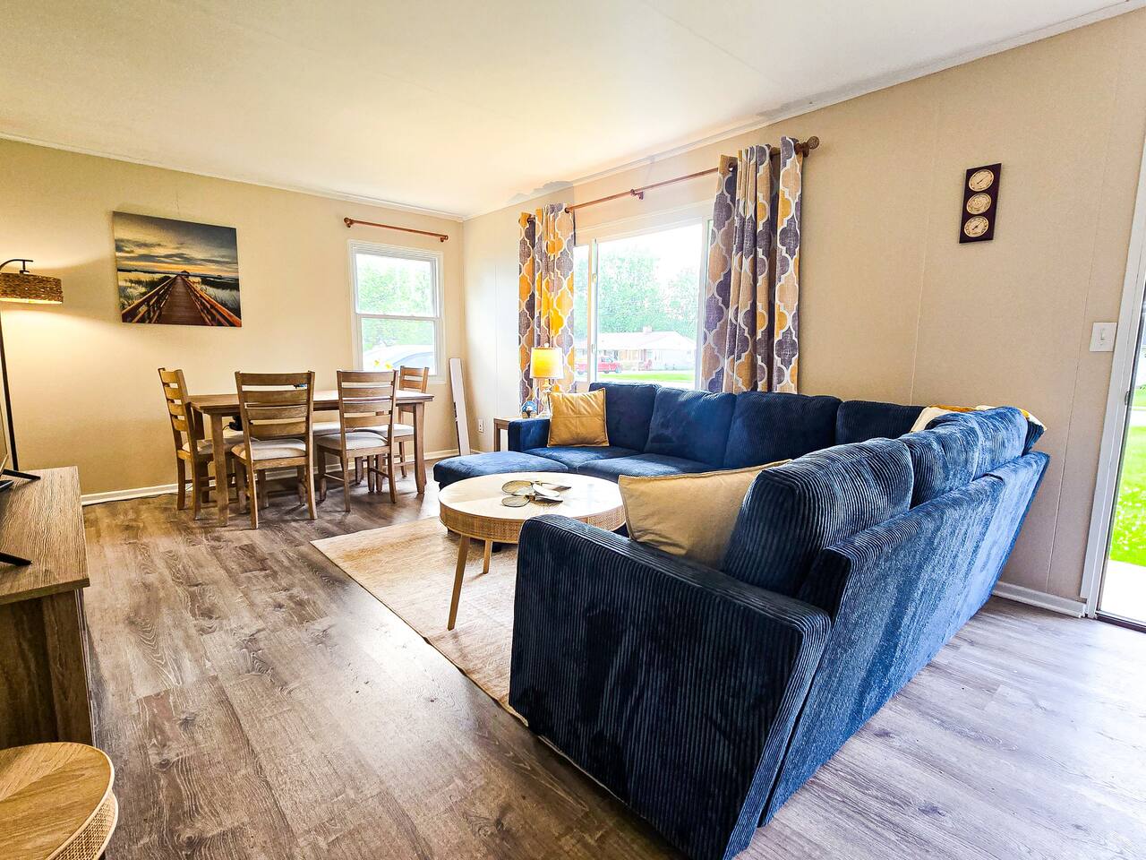 Living room/dining combo for more