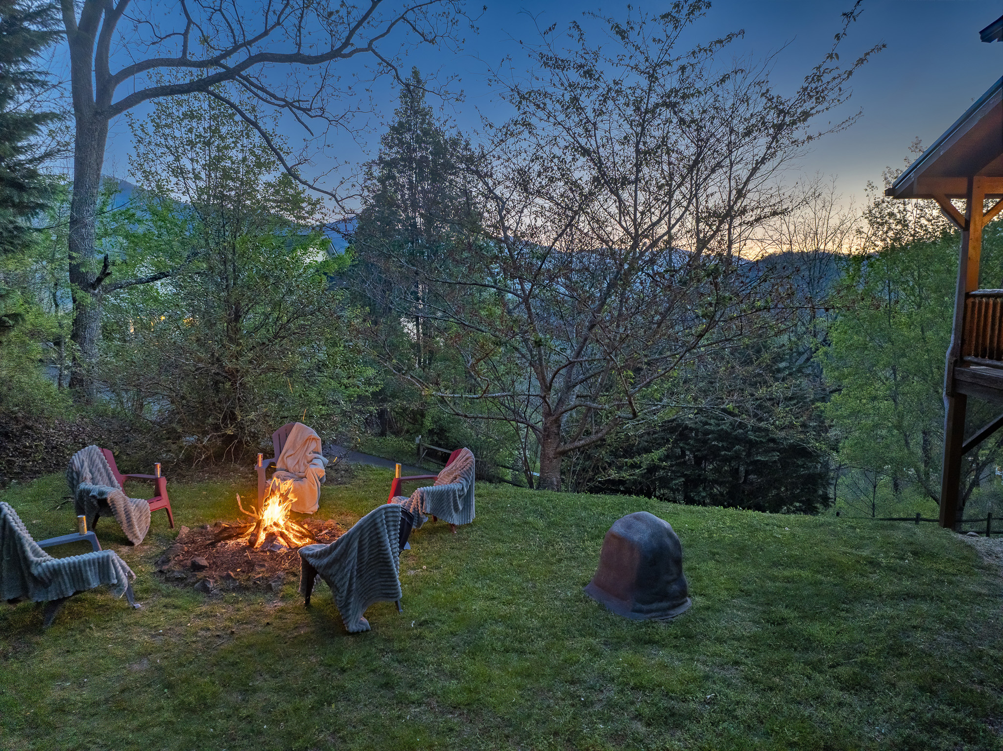 Firepit Retreat: Gather around the fire and enjoy breathtaking mountain views under the stars!