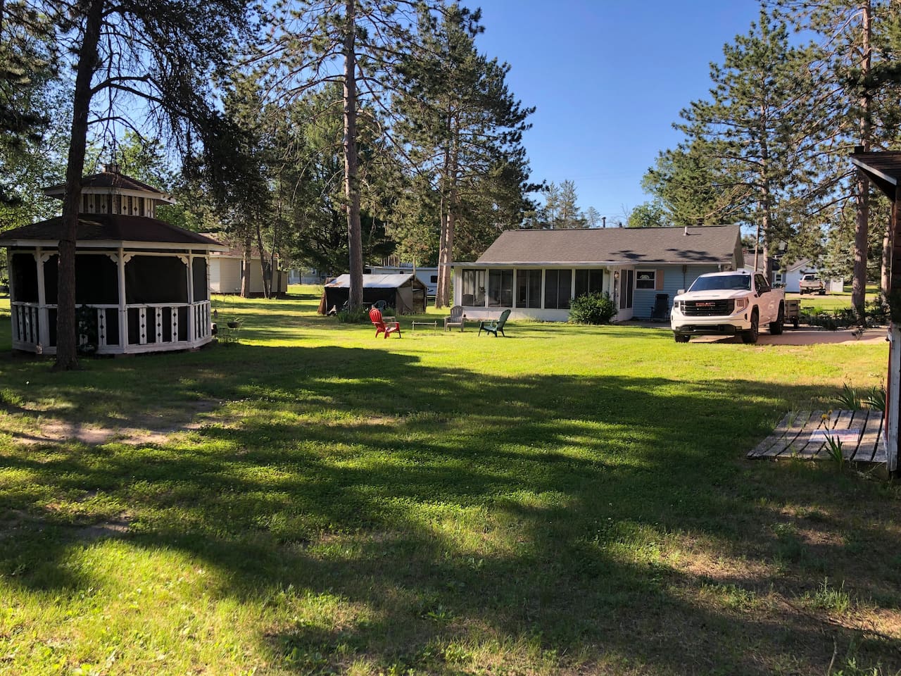 Stones Throw Cottage is located a "stones throw" from everything that St Helen has to offer. The lake is a few block North West, and the Marathon station is in walking distance. The trails are accessible a short, rideable distance away at 25 MPH. 