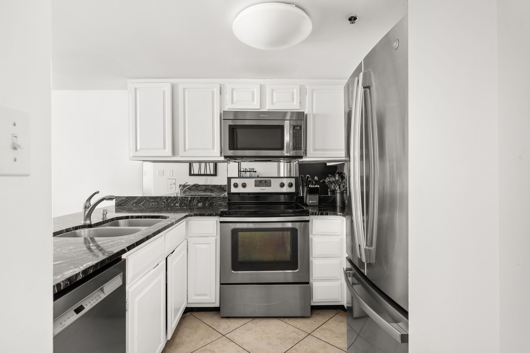 There is a A full, thoughtfully equipped kitchen perfect for everything from quick breakfasts to relaxed dinners at home. We even provide the spices.