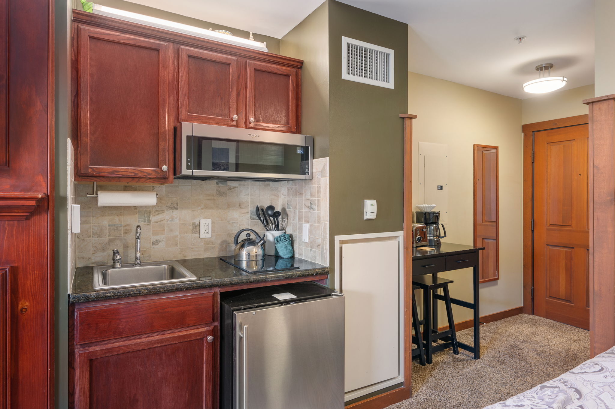 Lux Stay USA — Brigham Studio AS222 Ski-In/Ski-Out 4