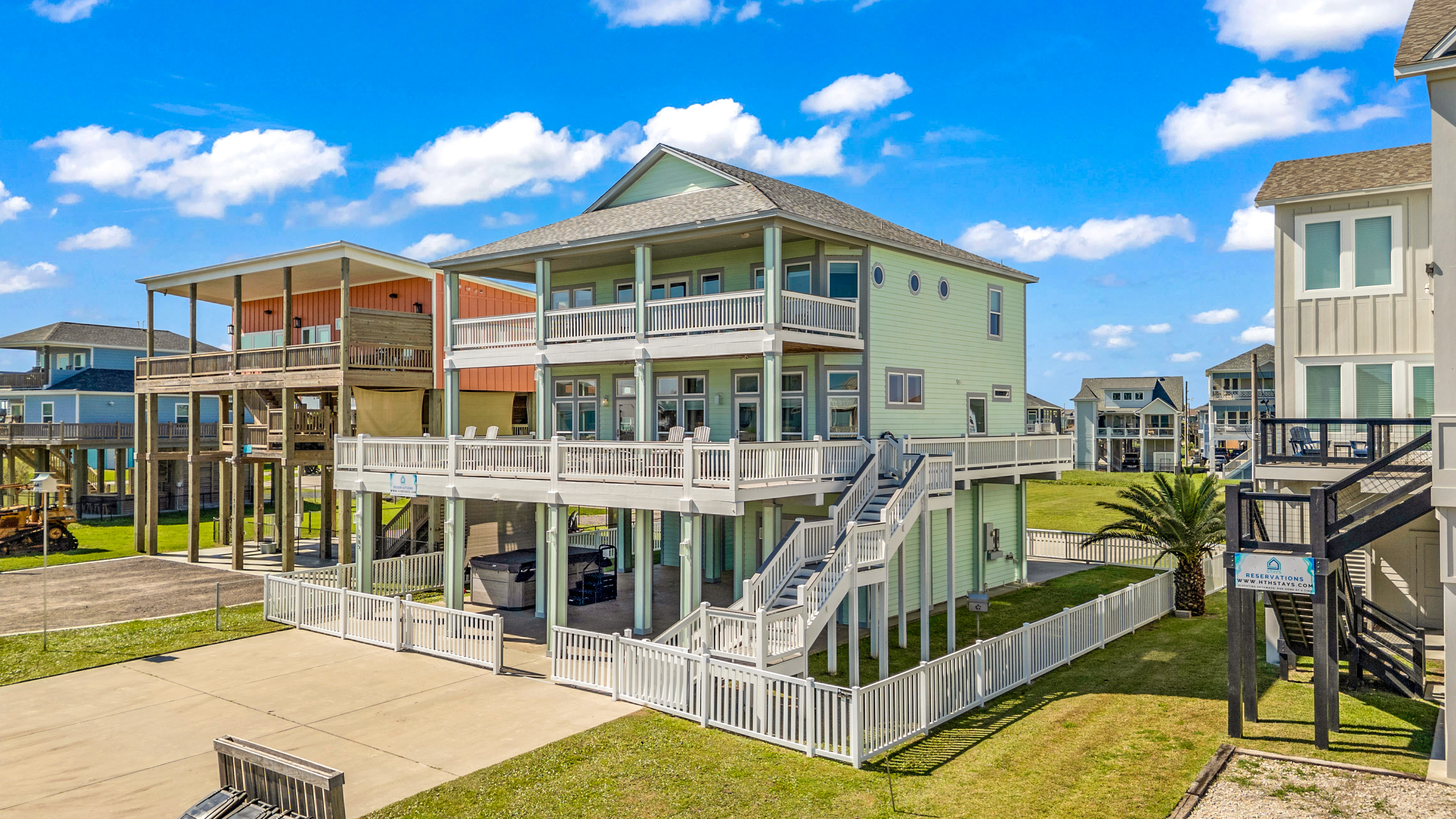 Crystal Paradise Exterior: A charming seaside retreat with elevated decks offering sweeping views and relaxing outdoor spaces.