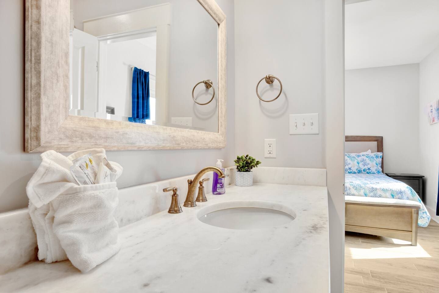 Full bathroom in right side Master Suite