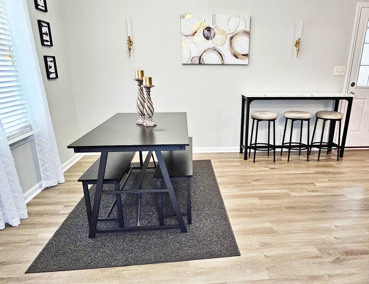 Modern & comfy seating area for 9 guests. 