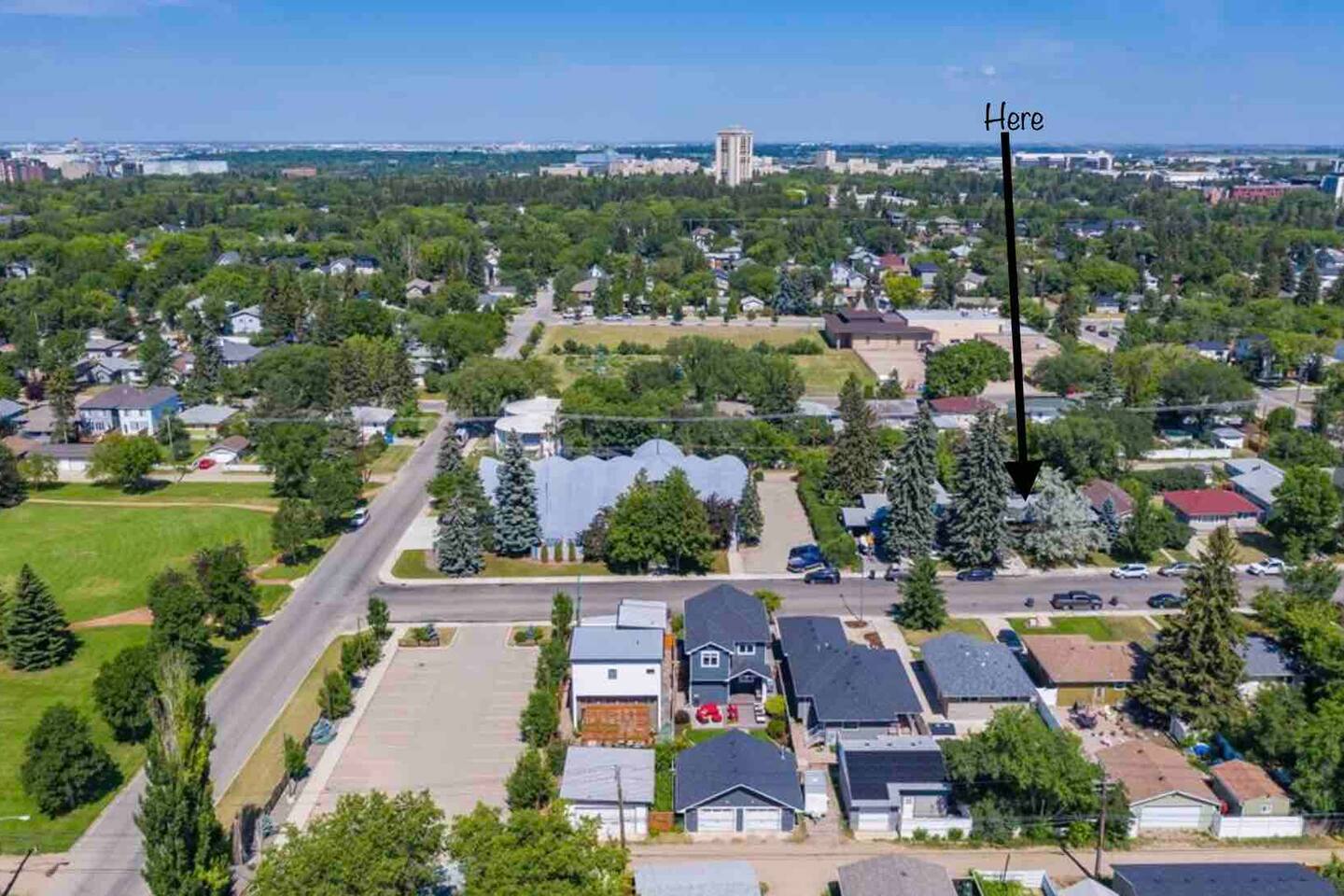 Aerial view showing proximity to the University of Saskatchewan and surrounding neighbourhood.