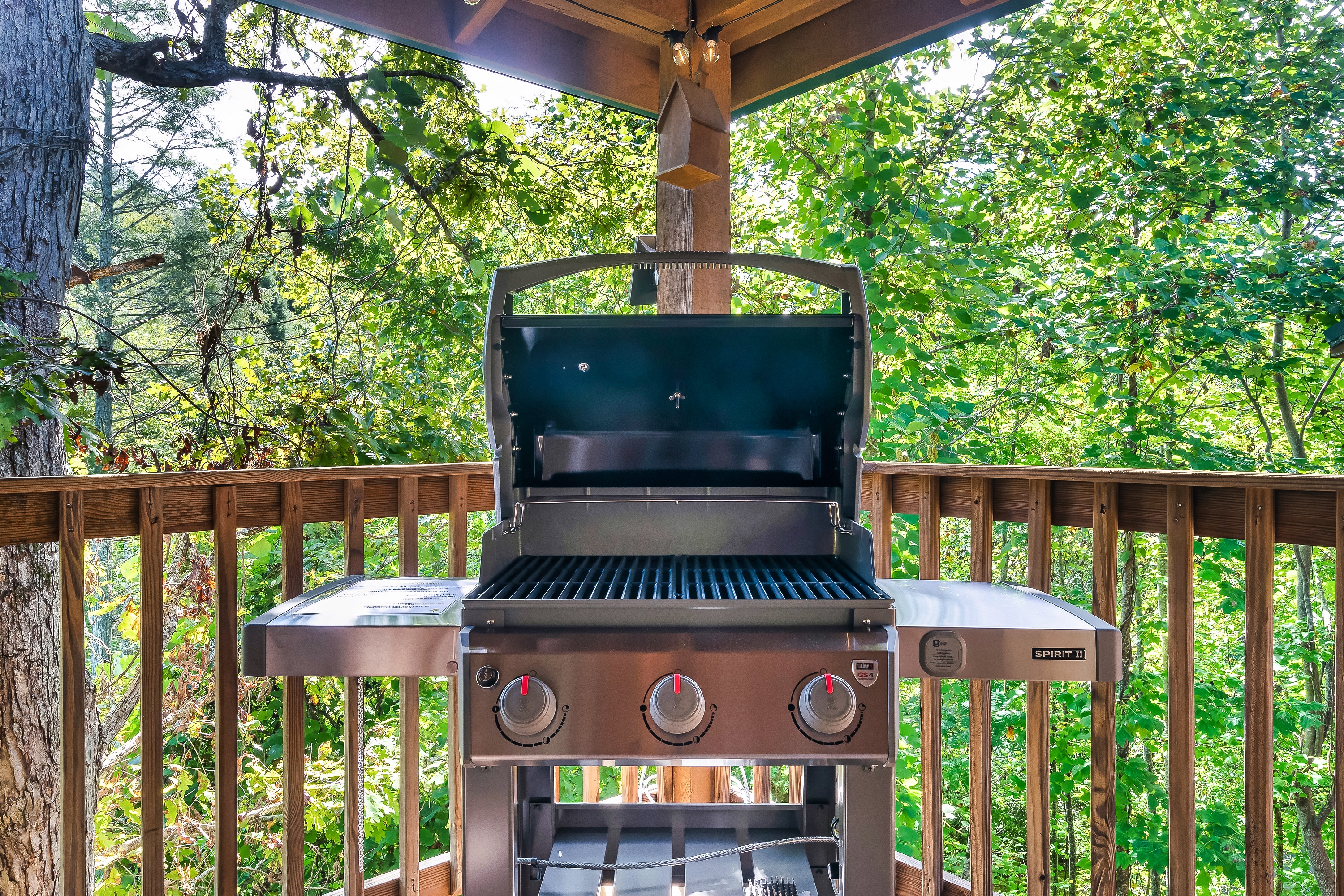 (Main Level Deck) ⭐Weber 3 burner grill - grilling all year is a must! ⭐