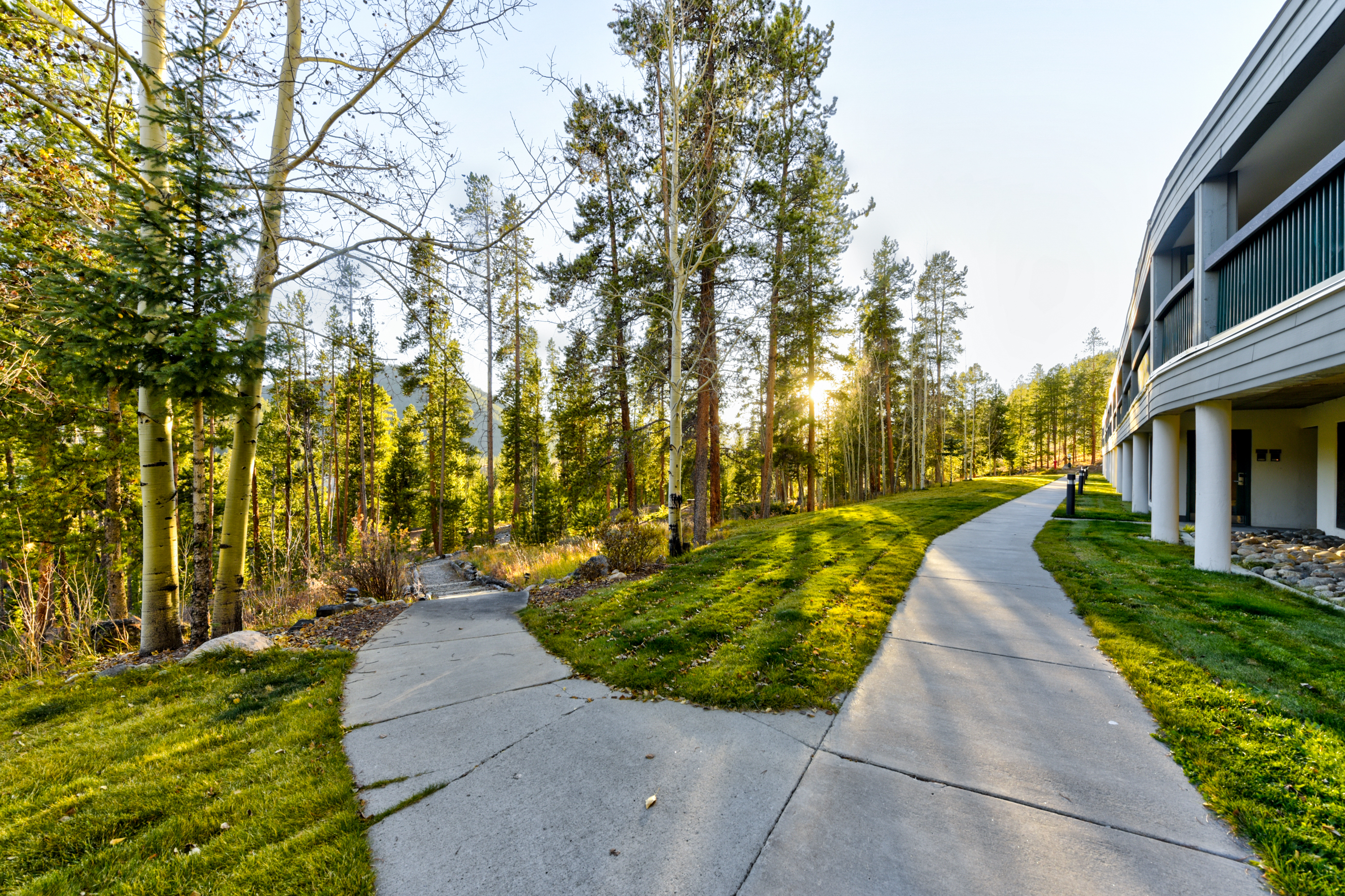 walking trail to Lakeside Village