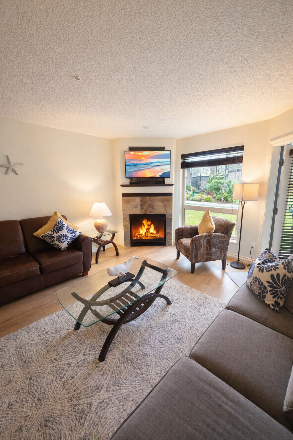 Unit A. Streaming TV. Natural Gas fireplace. Double Glass doors to a private covered deck. AC Unit. Queen sofa pull-out plus ample comfortable seating.