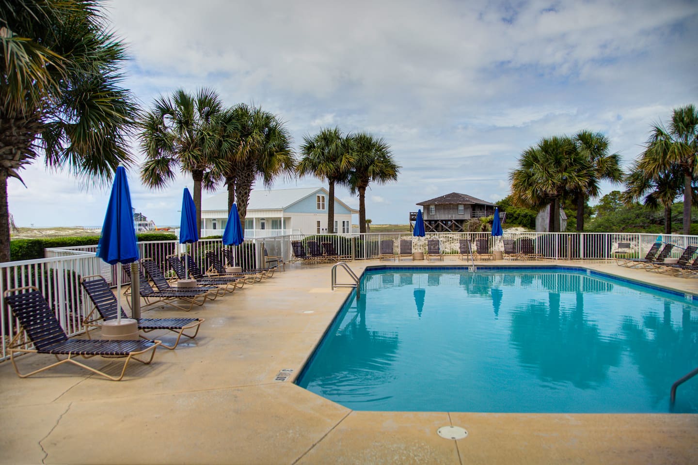 Indoor/outdoor pool and hottub