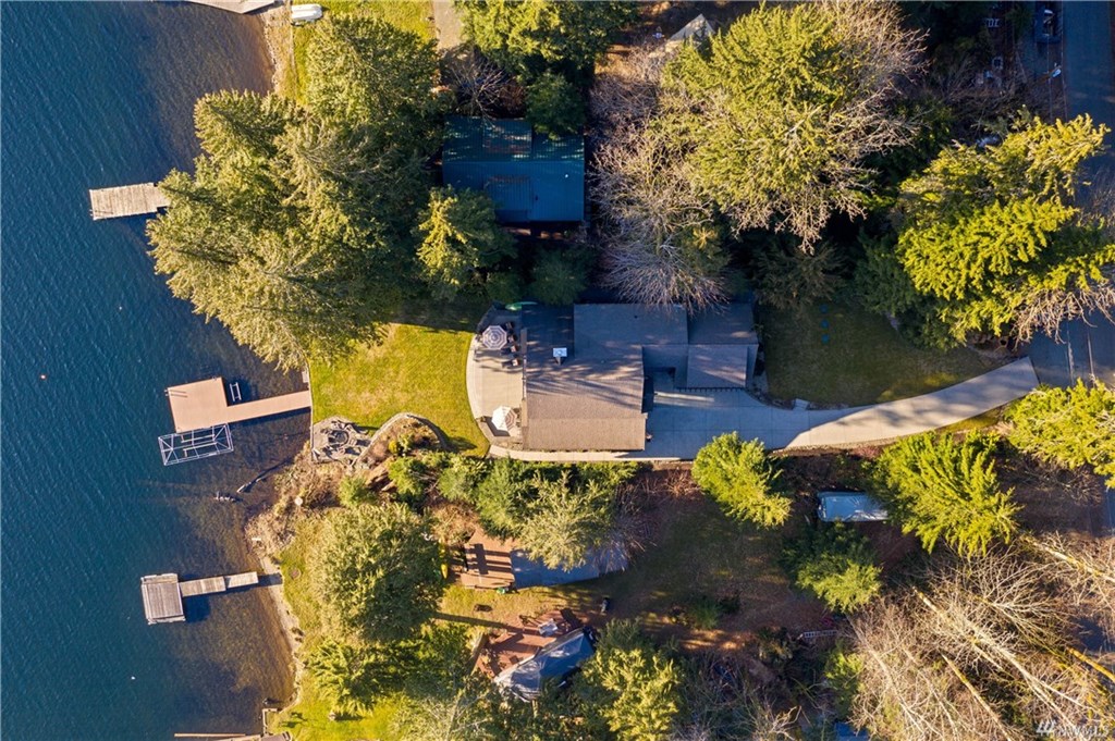 Overhead perspective of the house and grounds.