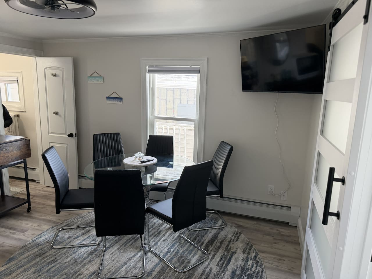 Dining for 6 and Wifi TV