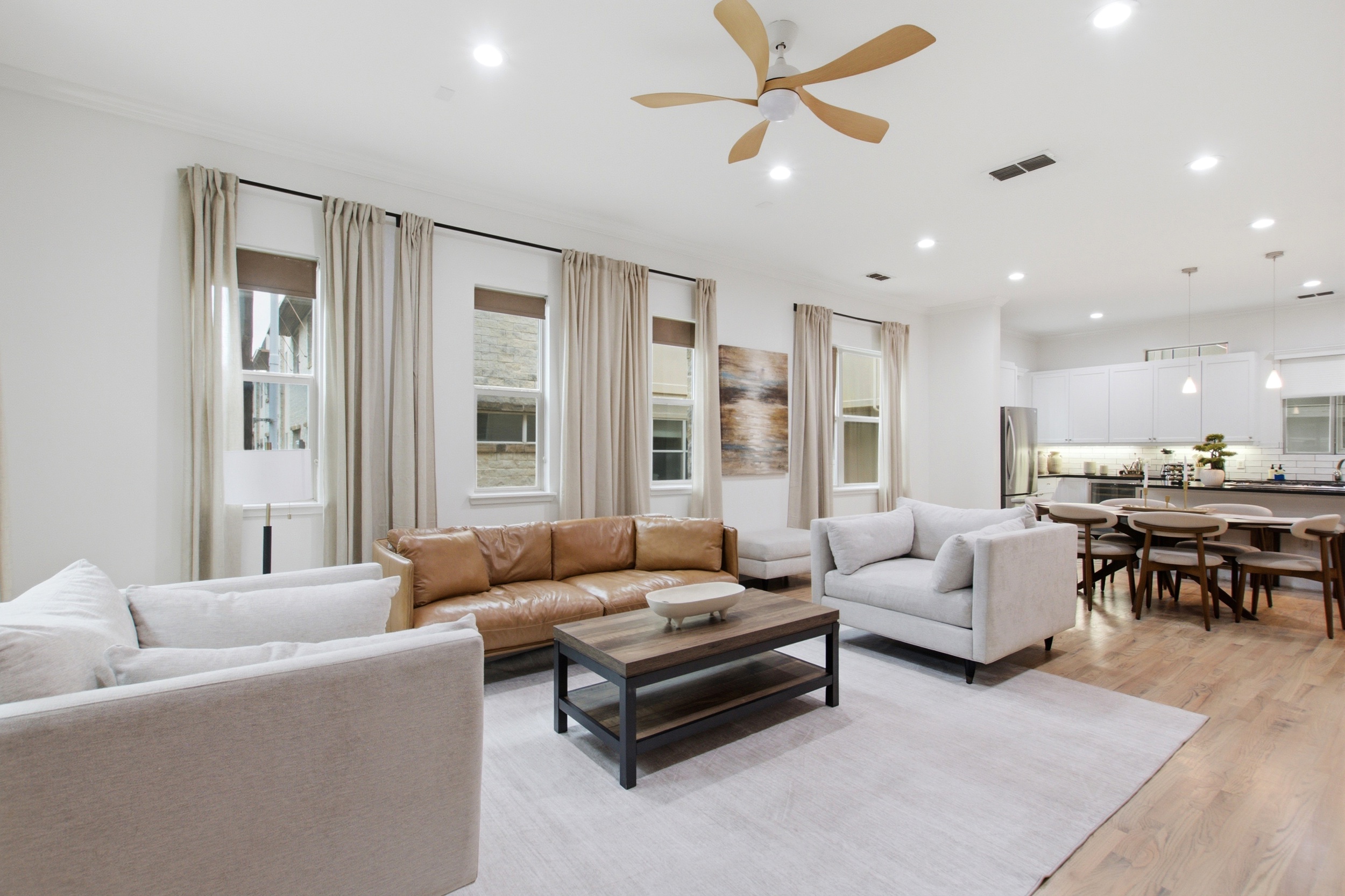 Bright space with stylish furnishings, perfect for relaxing and entertaining!