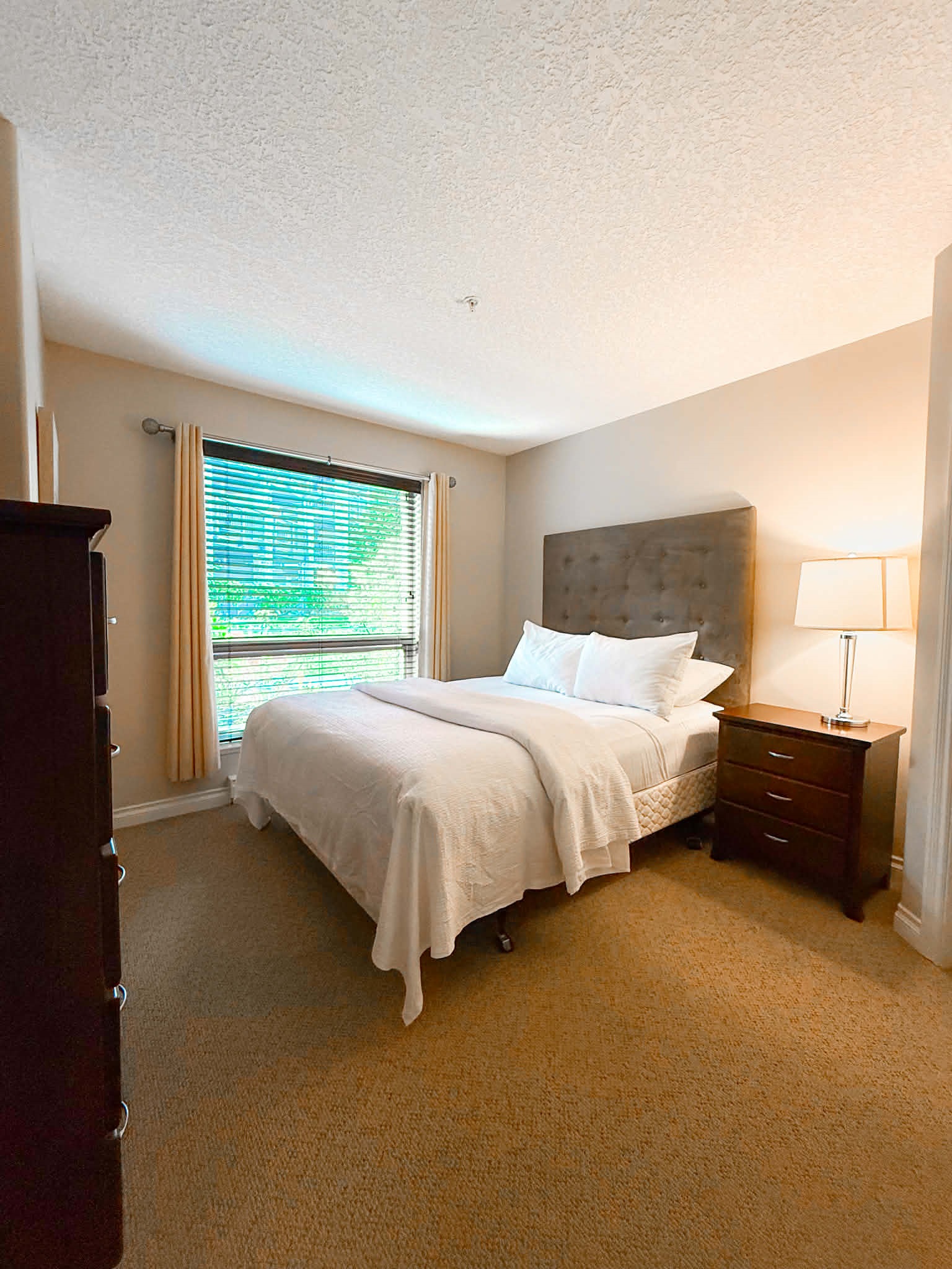 Unit B.Queen bed. Streaming TV.