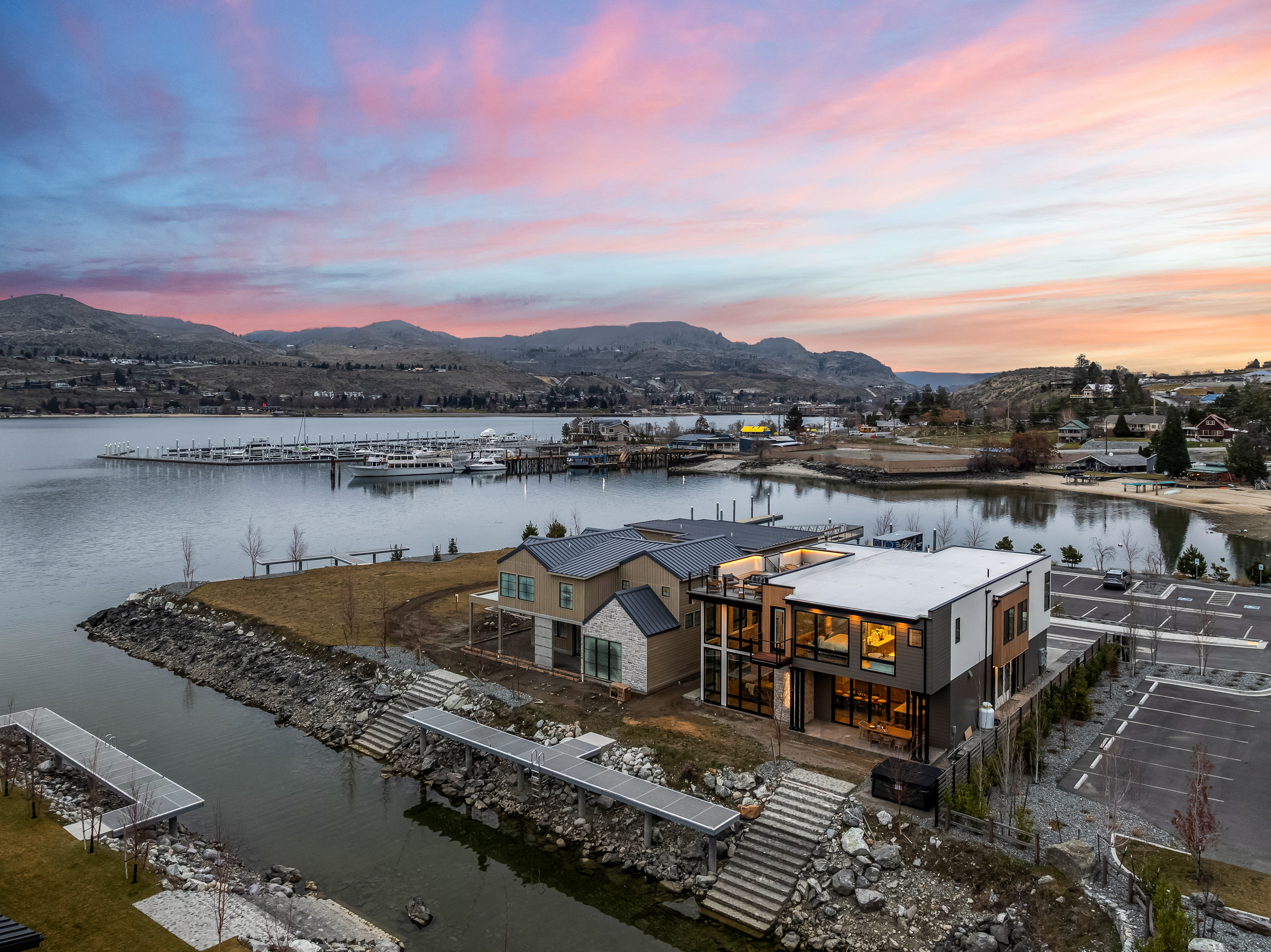 Lakeside Oasis is on The Fingers, a new development with very few luxury homes.  Guests are next-door to one neighbor, across the canal from 2 neighbors and behind a boat rental company that is open in the summer months.