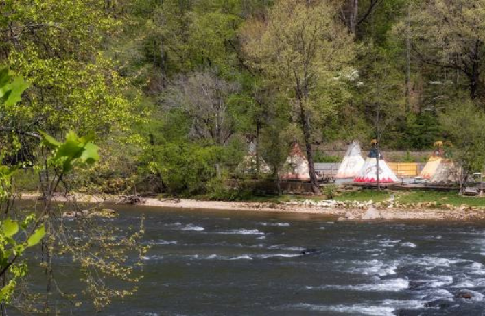 Scenic Escape: Enjoy the beauty of Fontana Lake just 60 minutes away from your adventure!