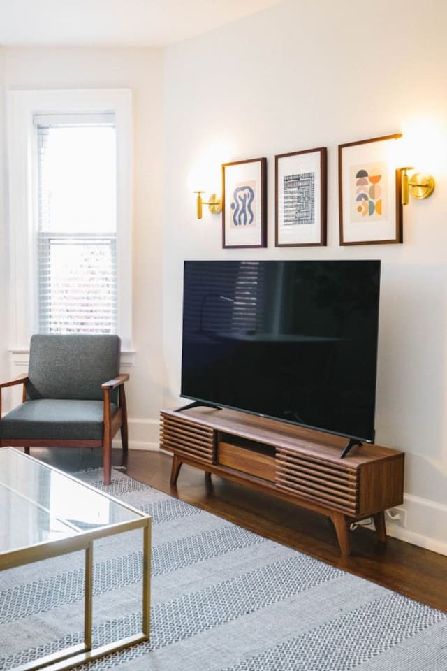 I had a last minute trip to Detroit to visit a friend and Alex’s place felt like a home away from home. Everything was clean, cozy, and restful. - Anna, 5 Star Review