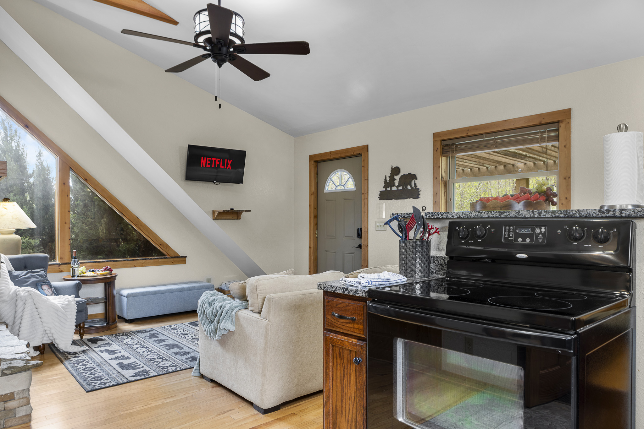 Living Room: Enjoy movie nights with stunning views and a charming, inviting atmosphere!