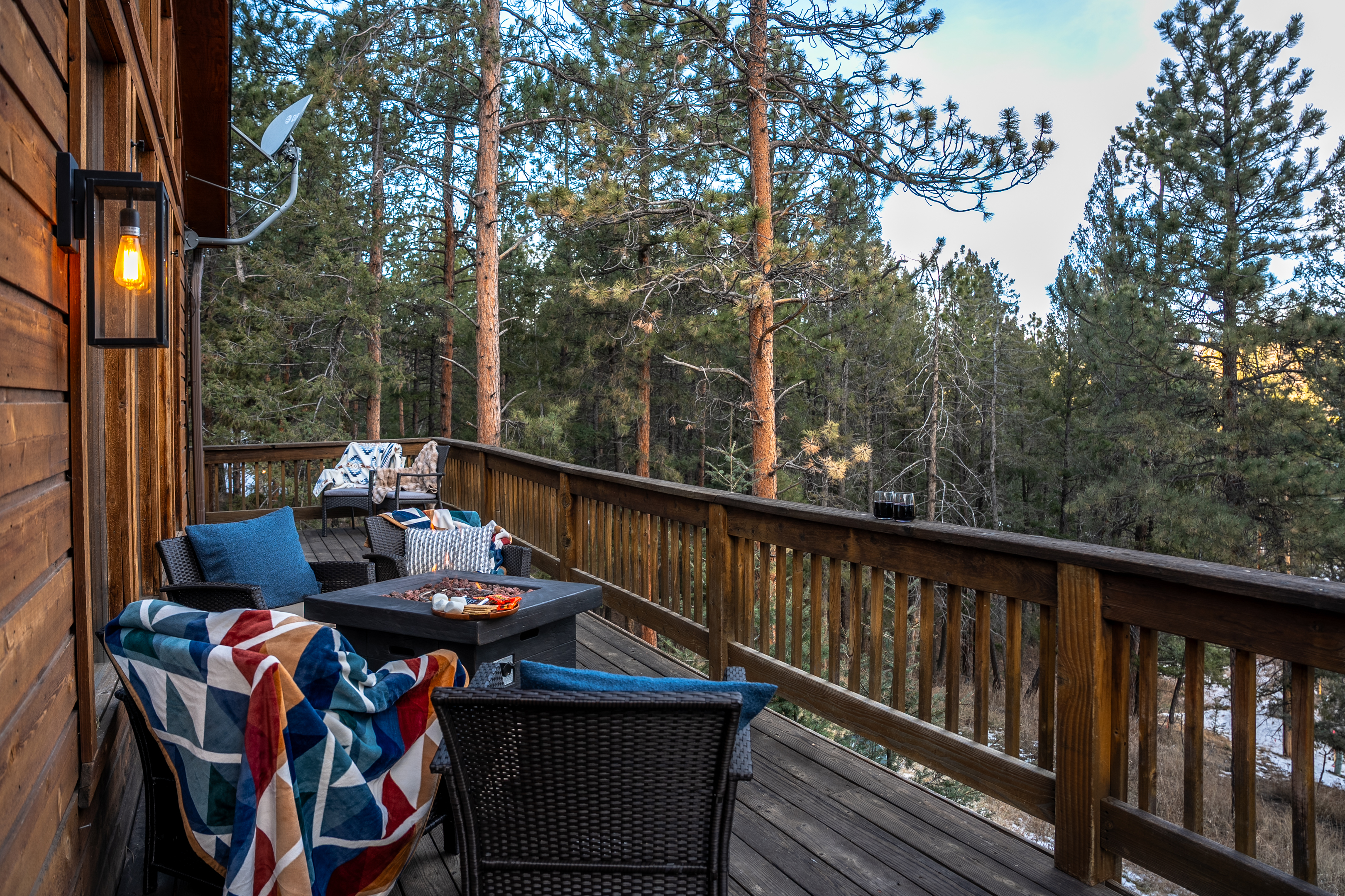 🌲✨ Lounge on the private deck with comfy seating, pine-tree views, and fresh mountain air—perfect for morning coffee ☕️ or sunset chats 🌄🔥