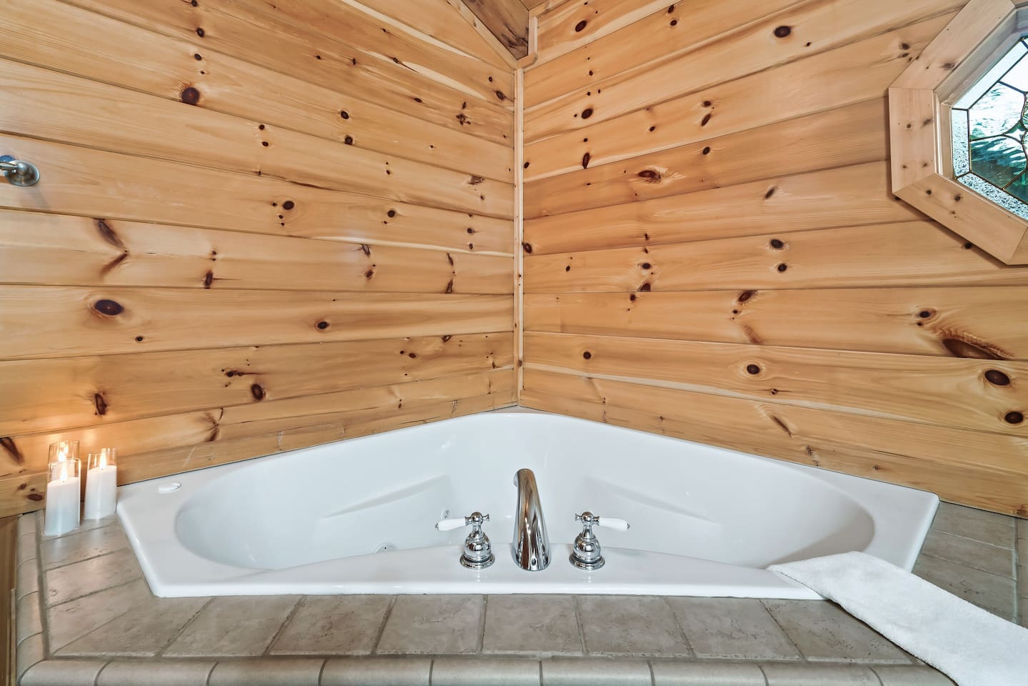 Whirlpool tub in upper level suite